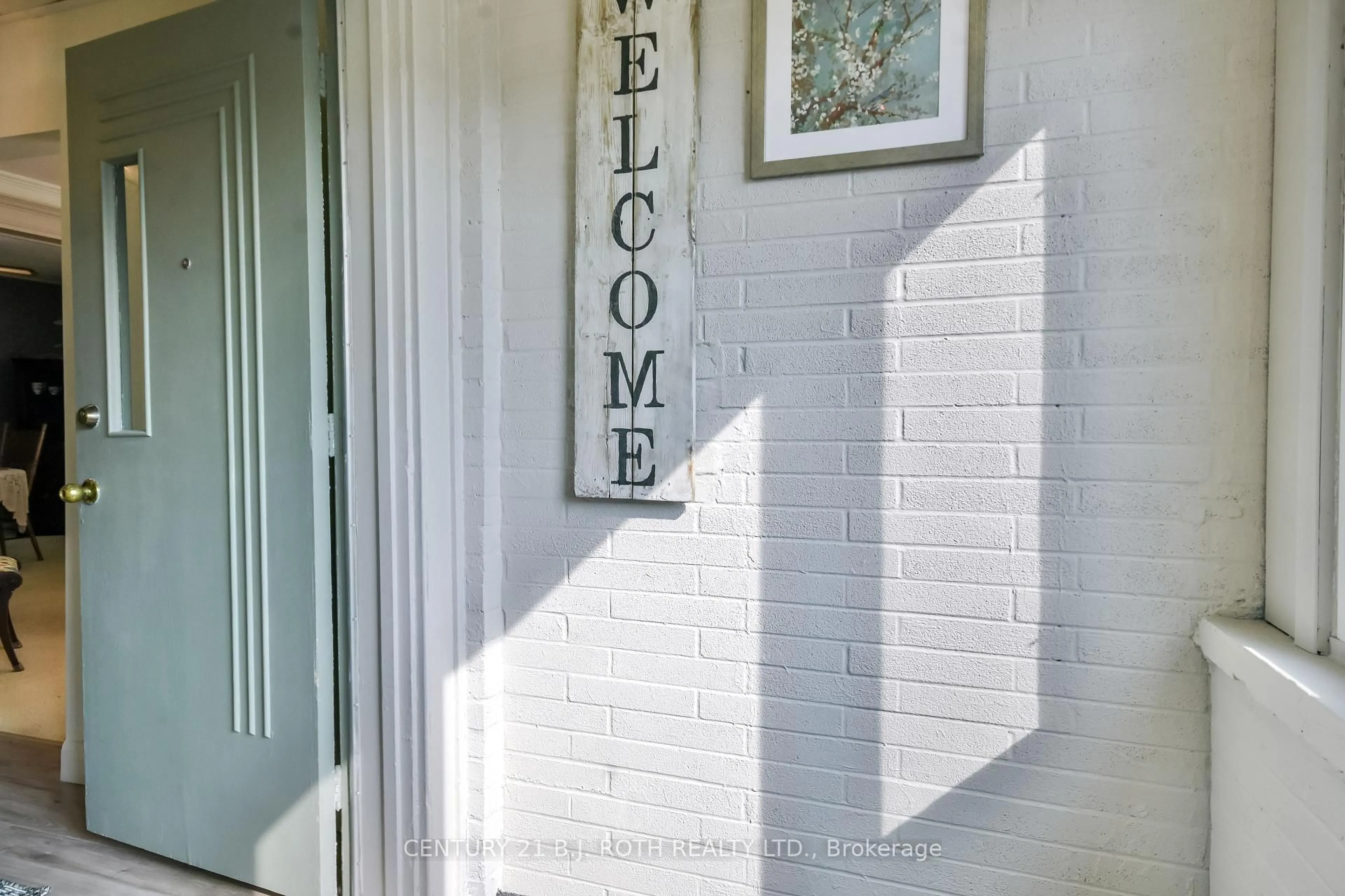Indoor entryway for 80 Parkside Dr, Barrie Ontario L4N 1X1