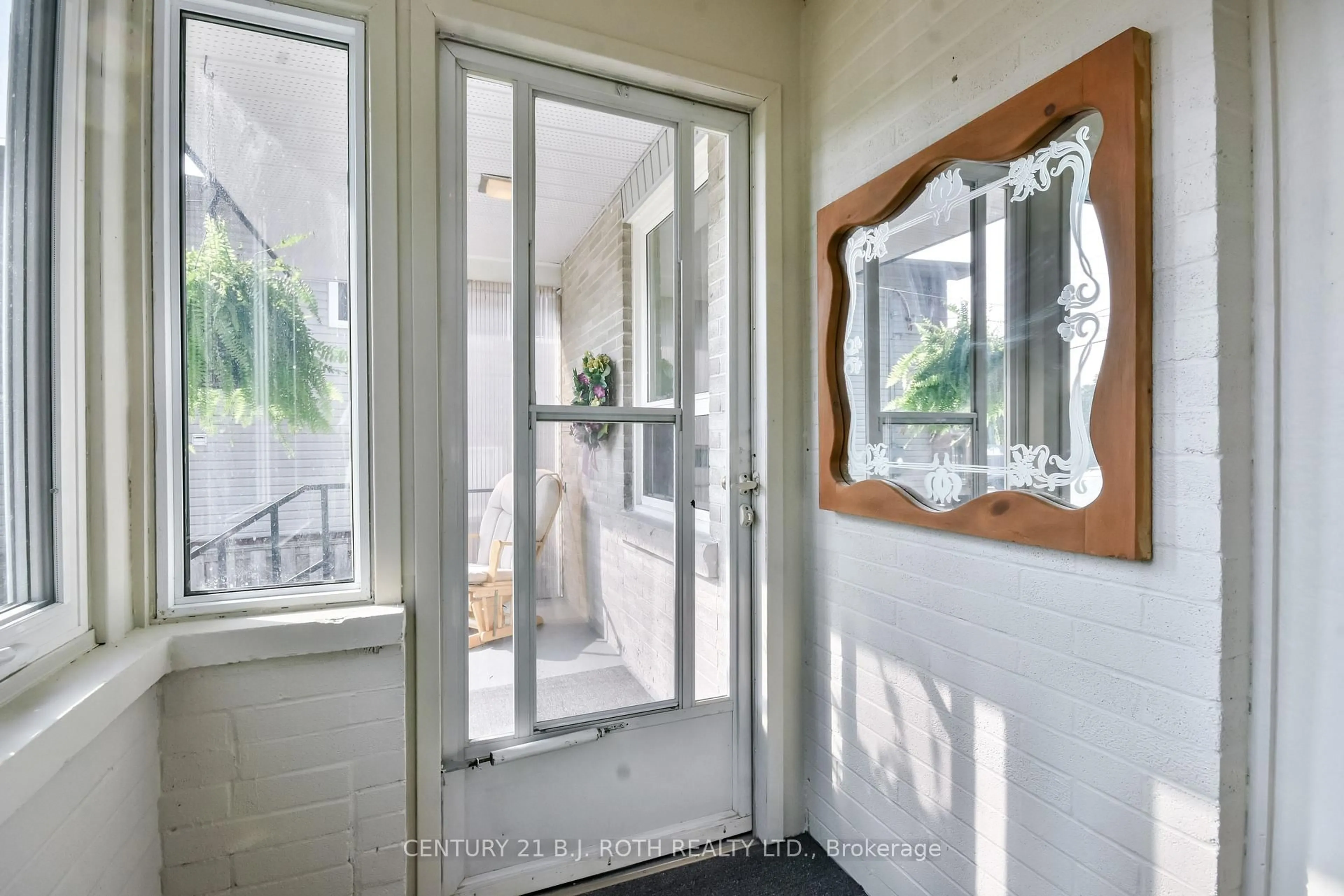 Indoor entryway for 80 Parkside Dr, Barrie Ontario L4N 1X1