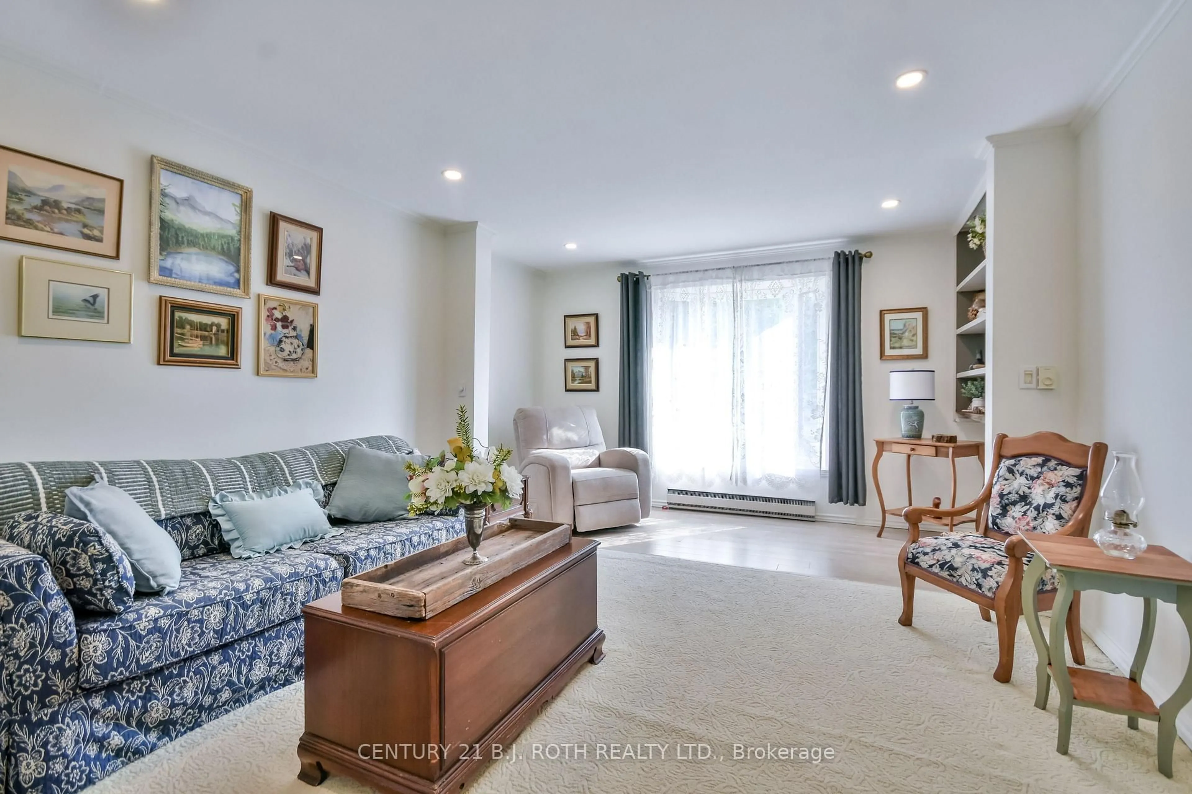 Living room with furniture, unknown for 80 Parkside Dr, Barrie Ontario L4N 1X1