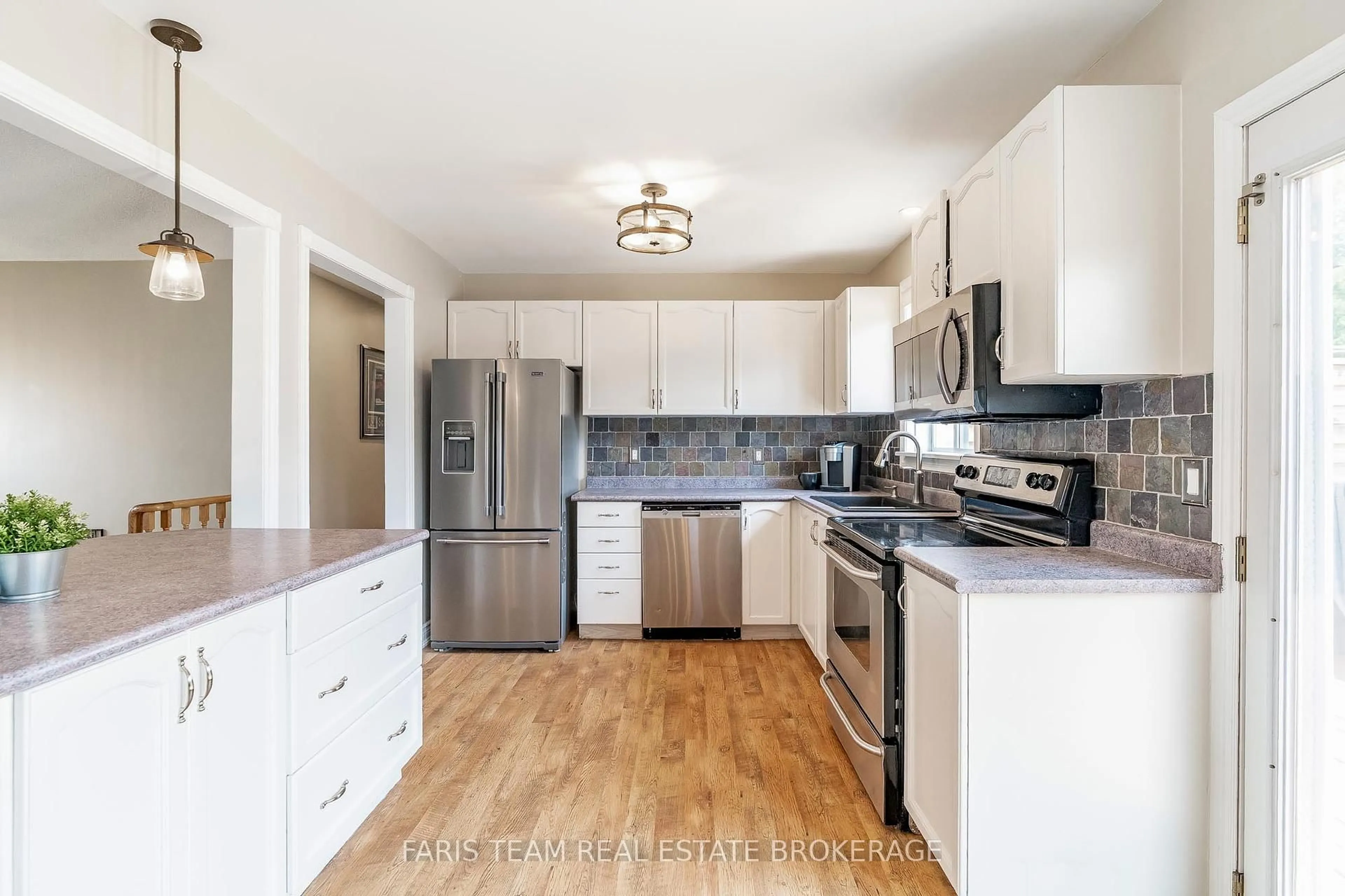 Open concept kitchen, unknown for 39 Procee Circ, Oro-Medonte Ontario L4M 4Y8