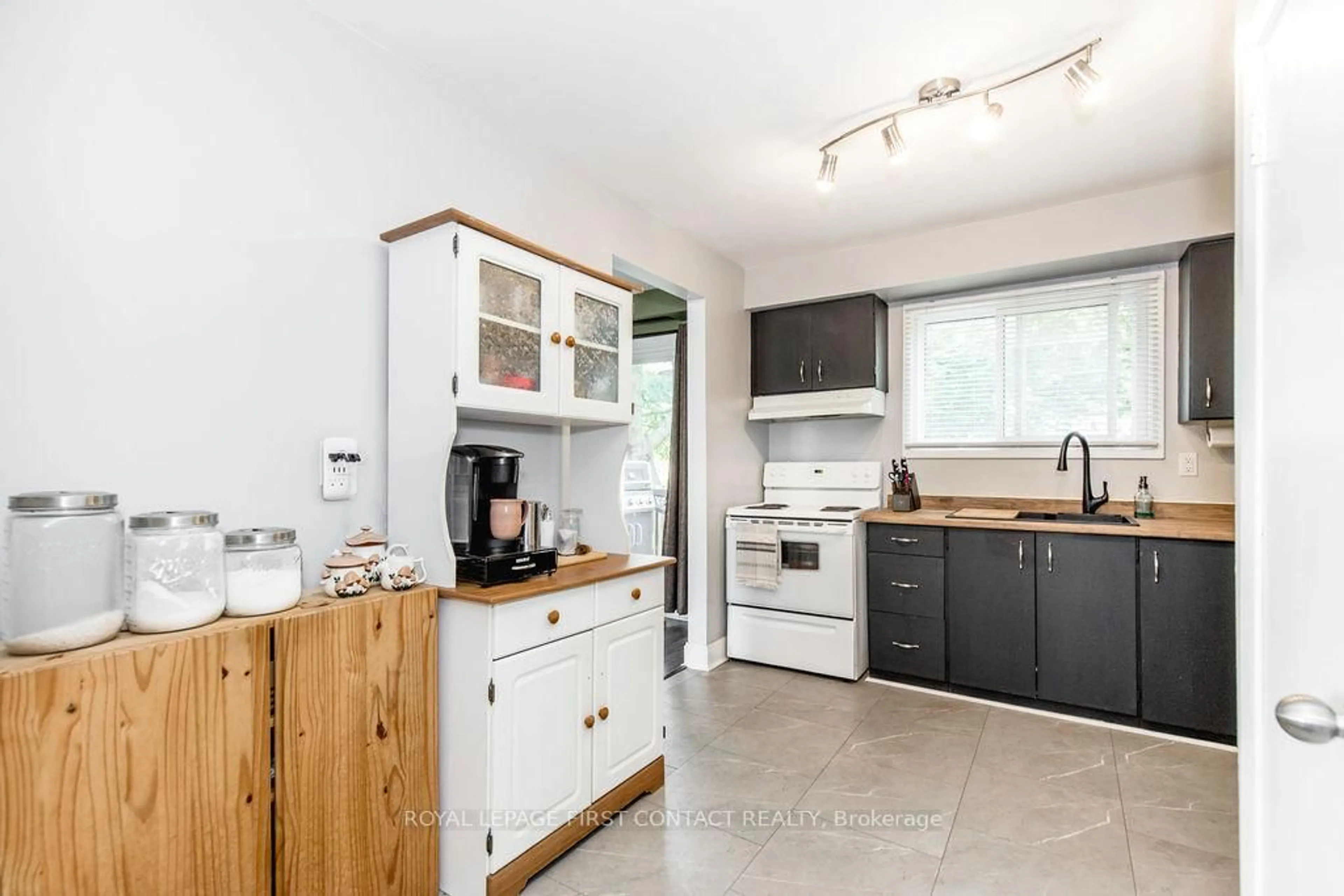 Open concept kitchen, unknown for 1095 Mississaga St #10, Orillia Ontario L3V 6W7