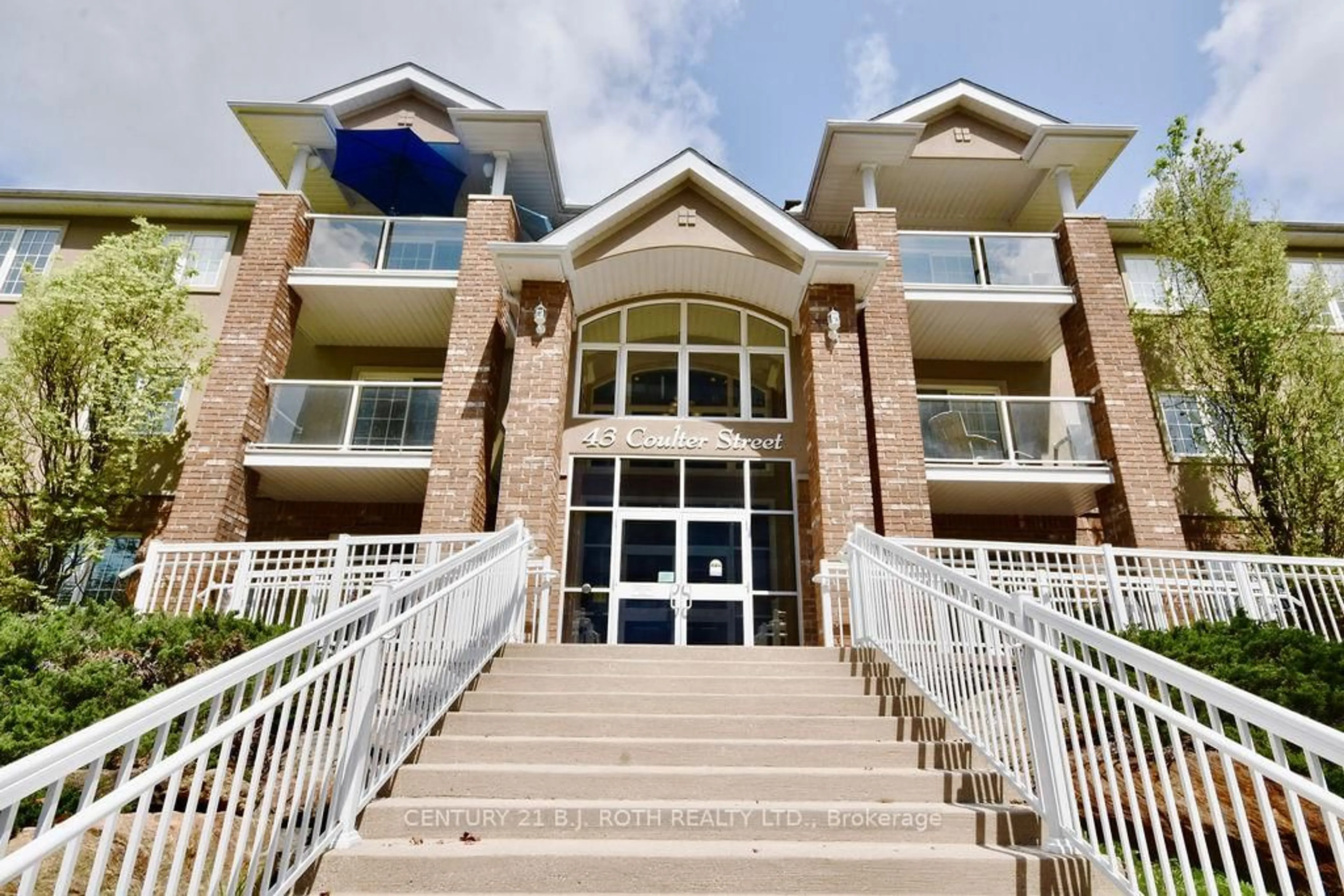 Indoor foyer for 43 Coulter St #15, Barrie Ontario L4N 6L9