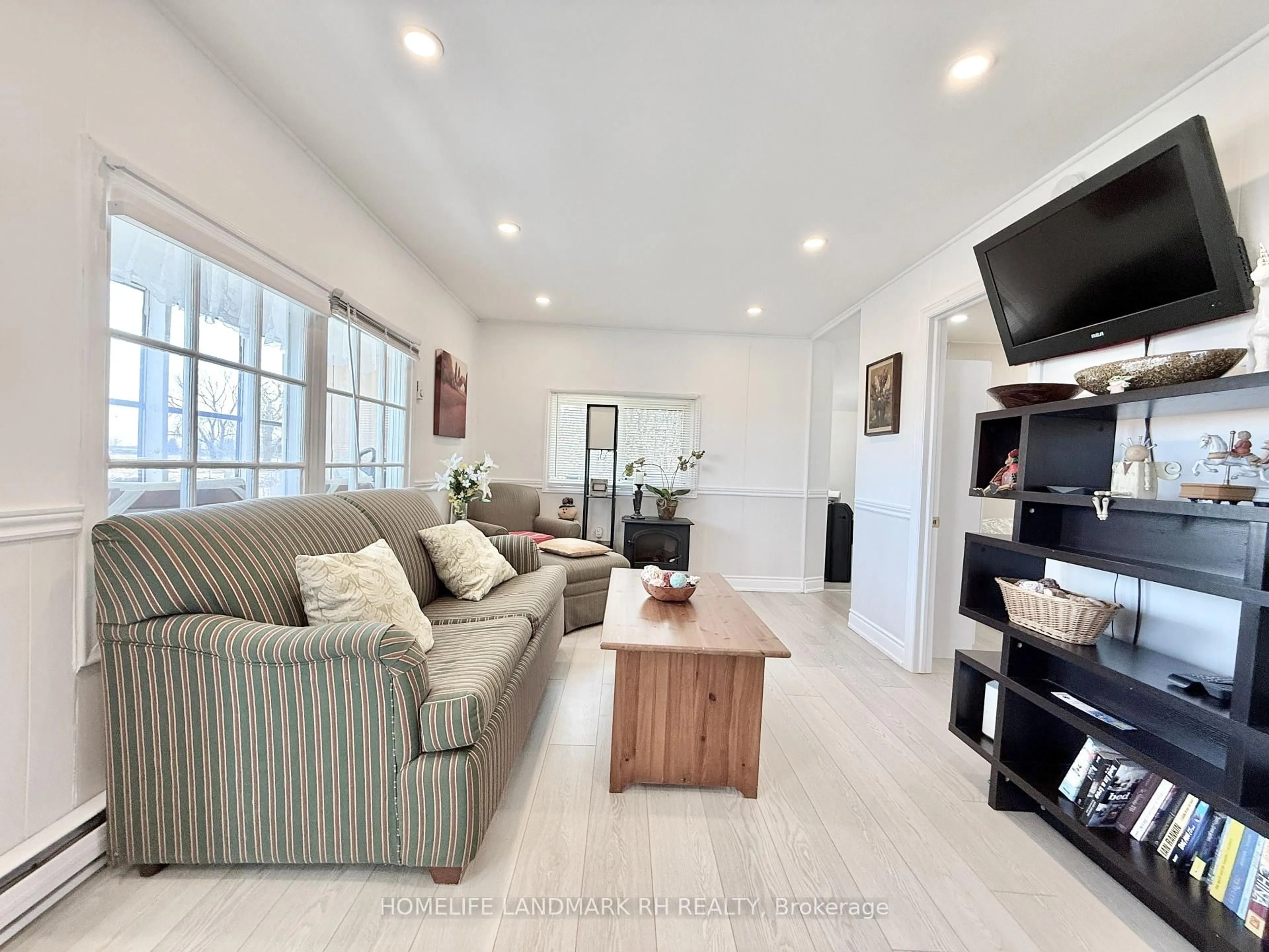 Living room with furniture, unknown for 1654 Viking Marina Rd, Severn Ontario L0K 2C0