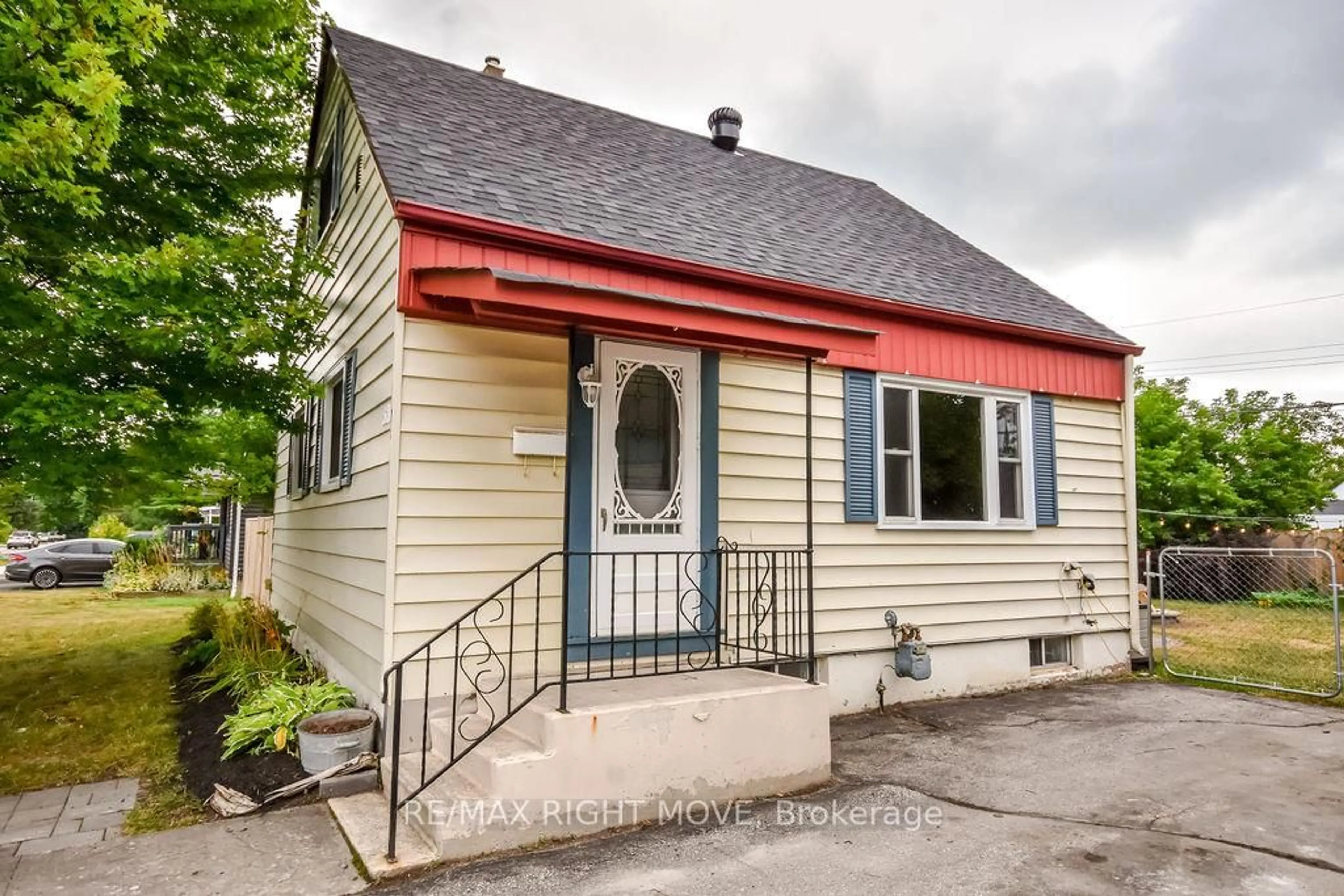 Home with vinyl exterior material, street for 320 HILDA St, Orillia Ontario L3V 1J3