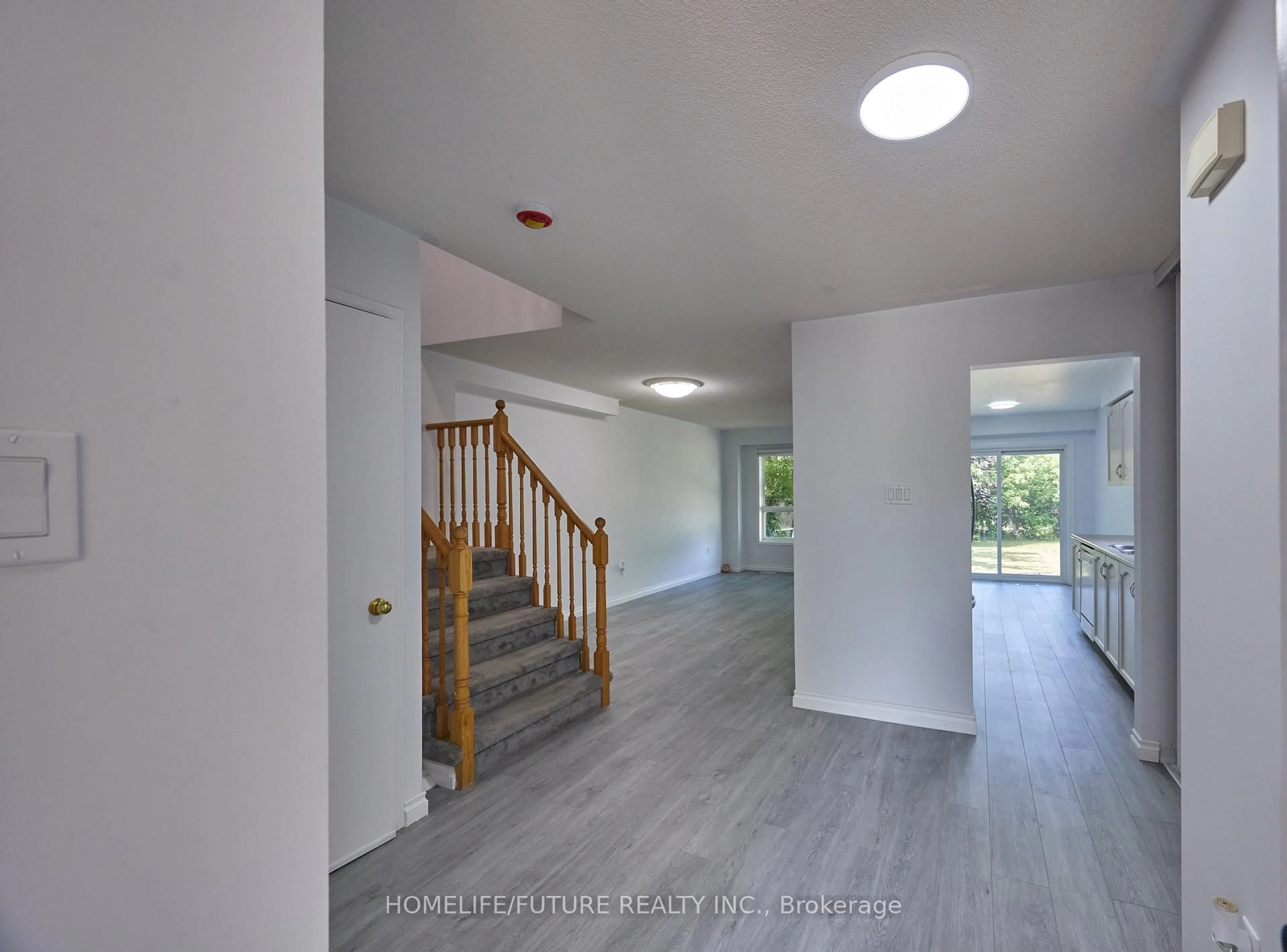 Indoor foyer for 6 Pickett Cres, Barrie Ontario L4N 8B8