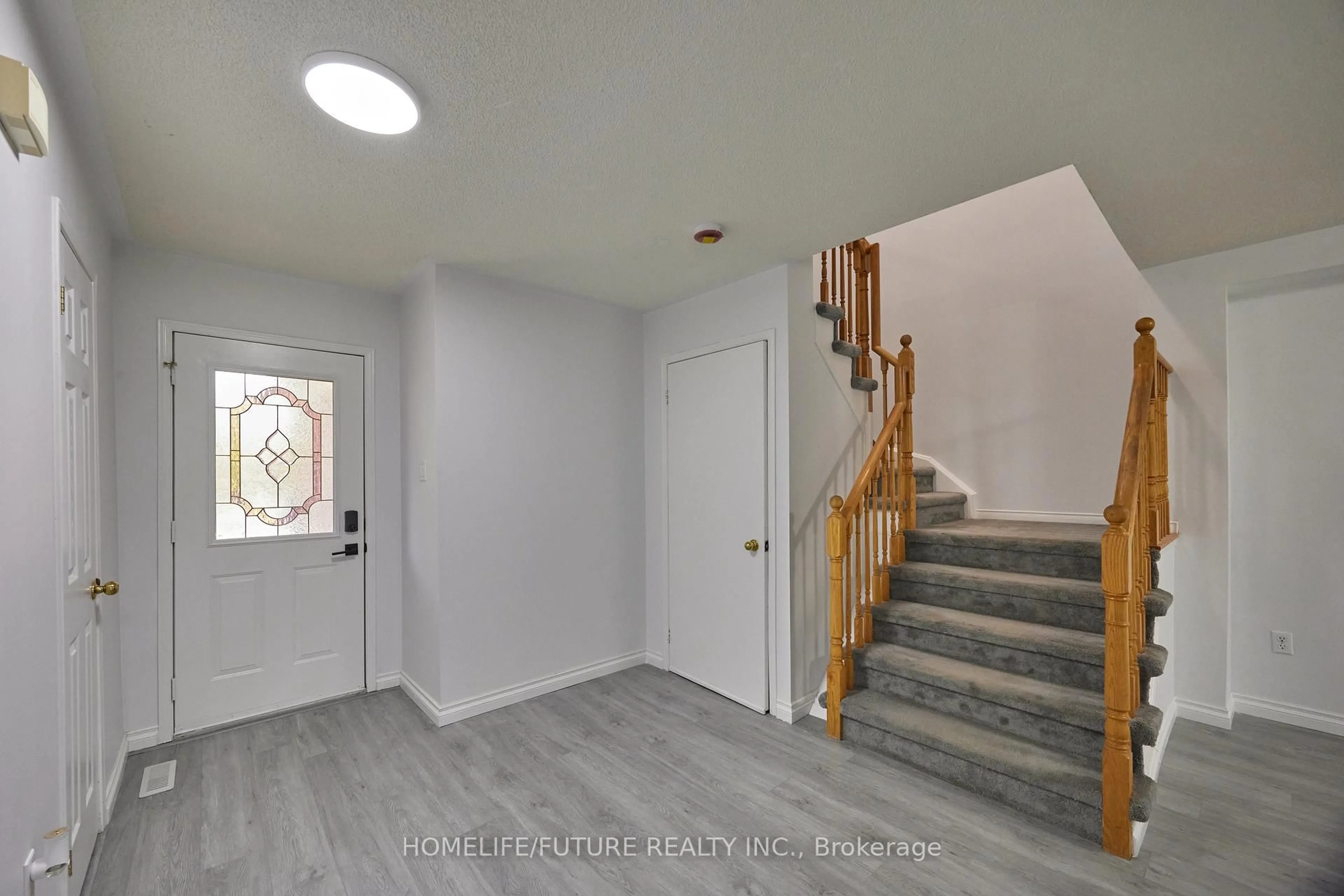 Indoor entryway for 6 Pickett Cres, Barrie Ontario L4N 8B8