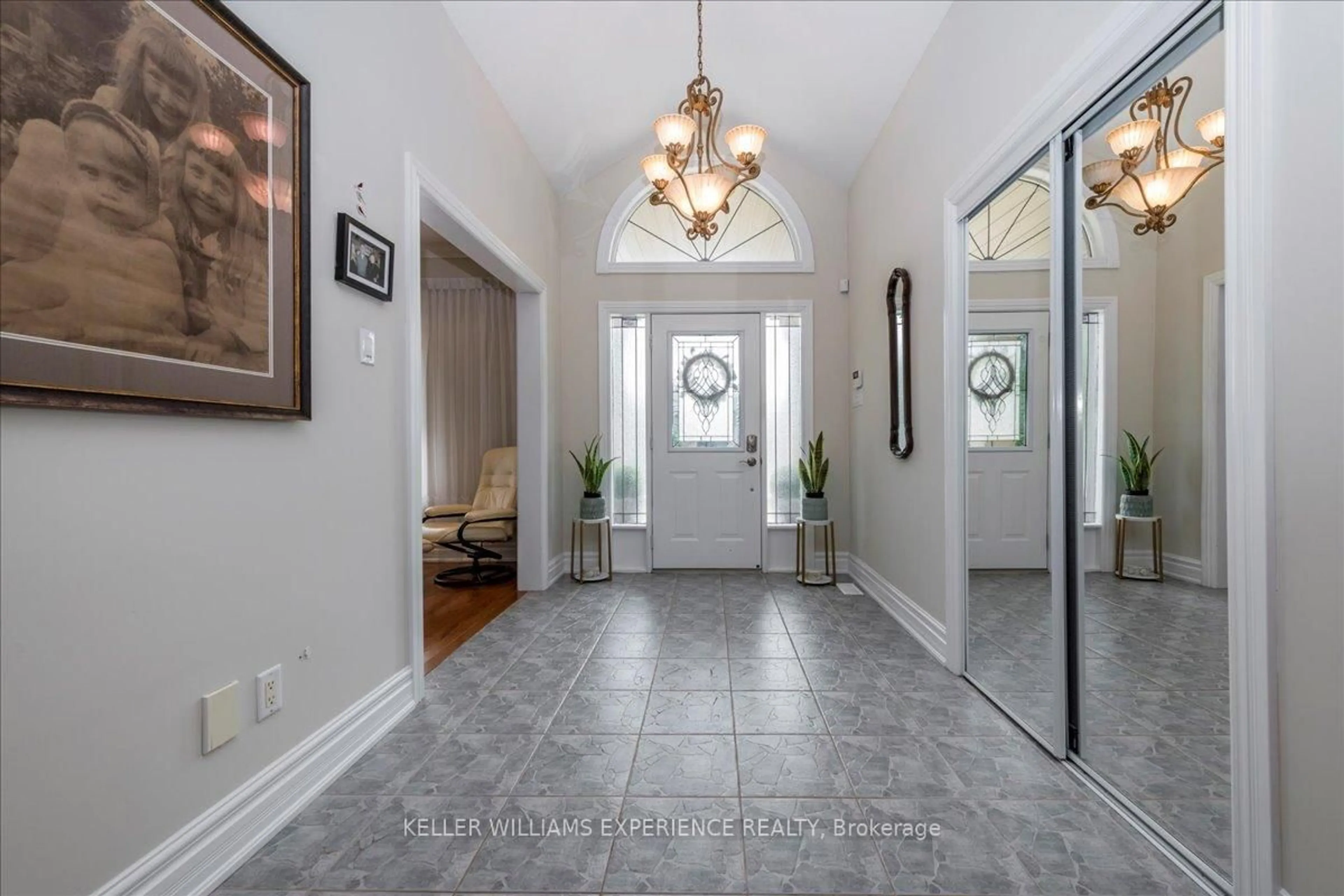Indoor entryway for 34 Heatherwood Dr, Springwater Ontario L0L 1X1