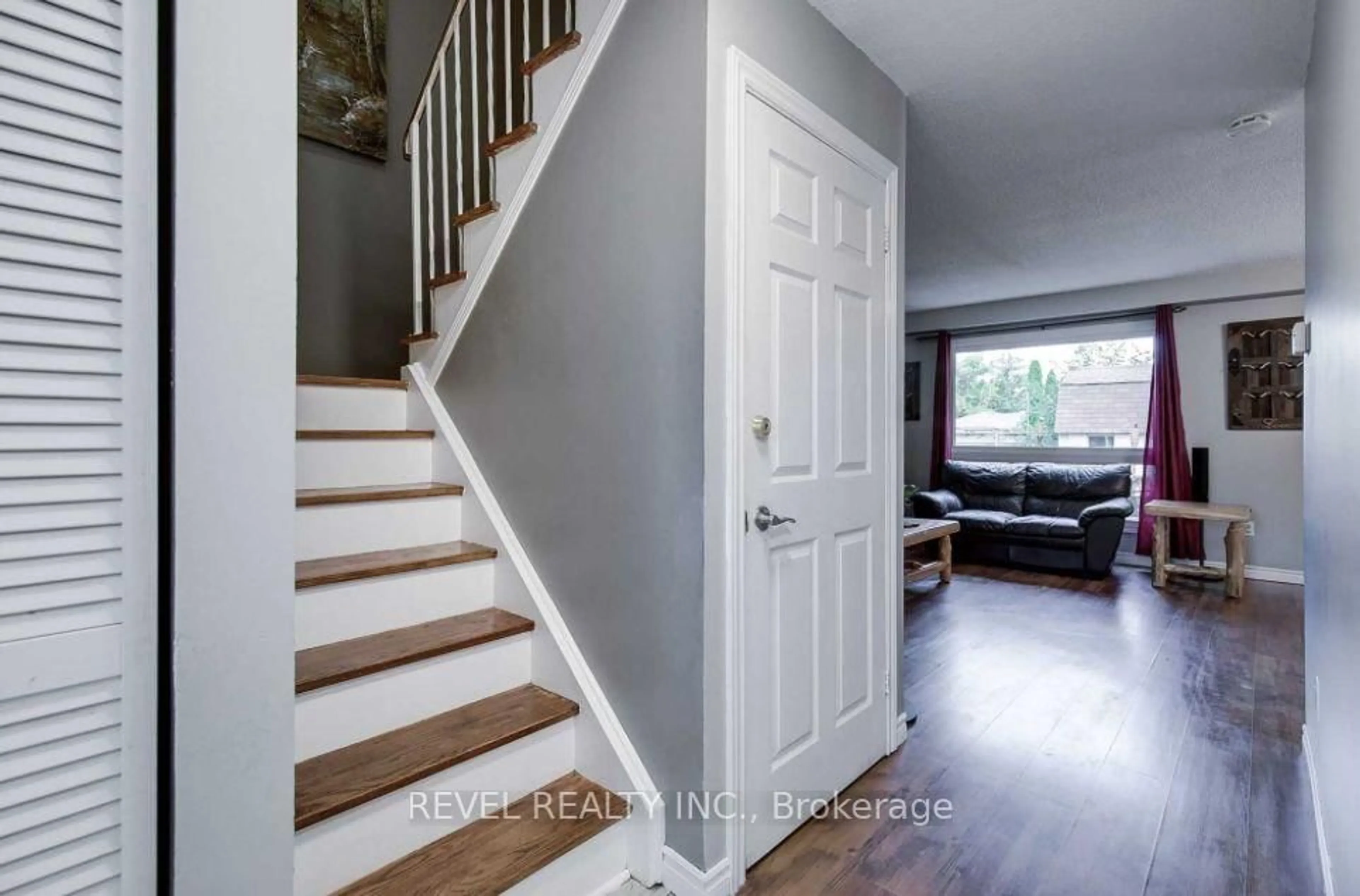 Indoor entryway for 24 Lampman Lane, Barrie Ontario L4N 5B1