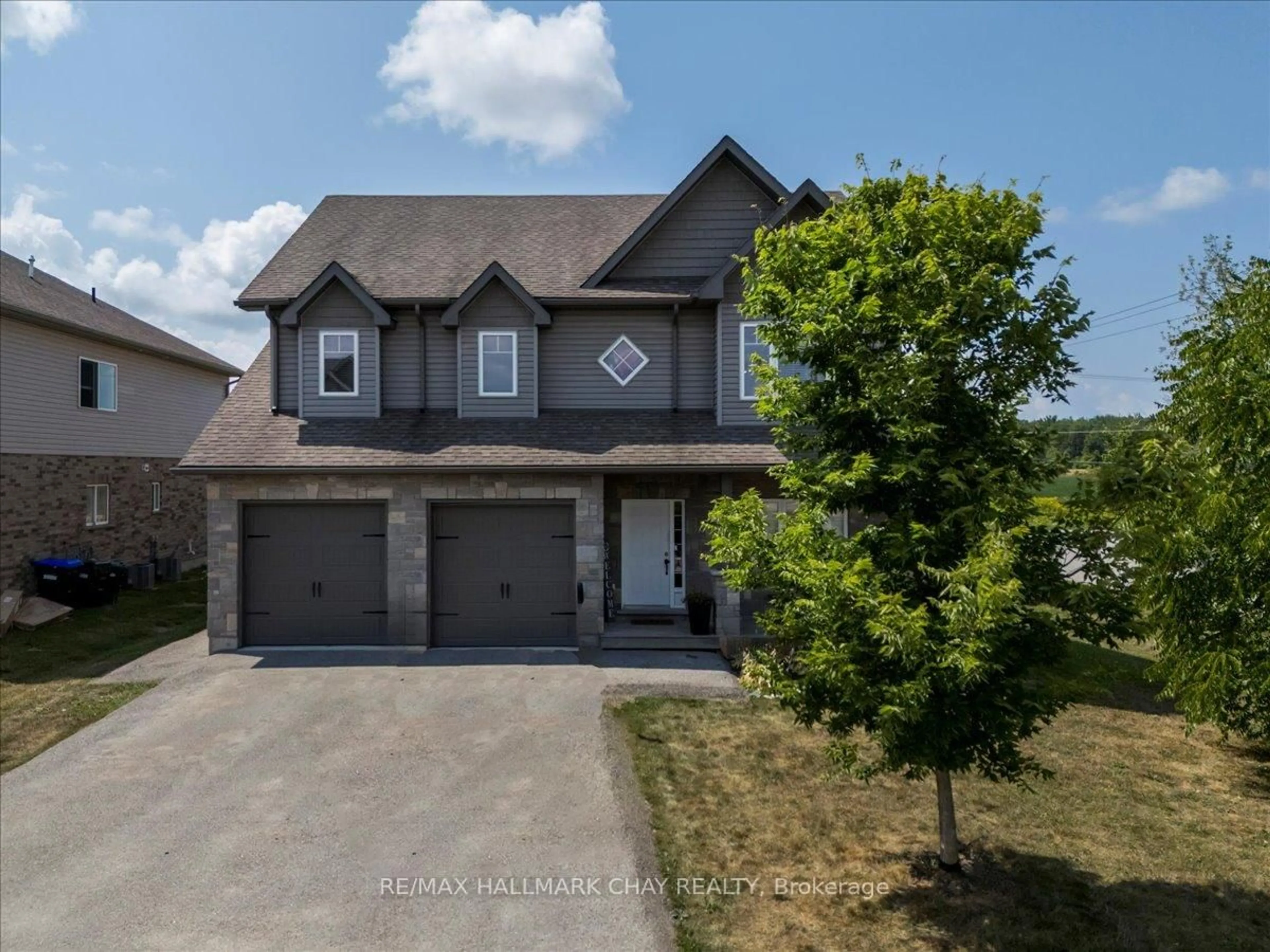 A pic from outside/outdoor area/front of a property/back of a property/a pic from drone, street for 3939 Wood Ave, Severn Ontario L3V 0T9