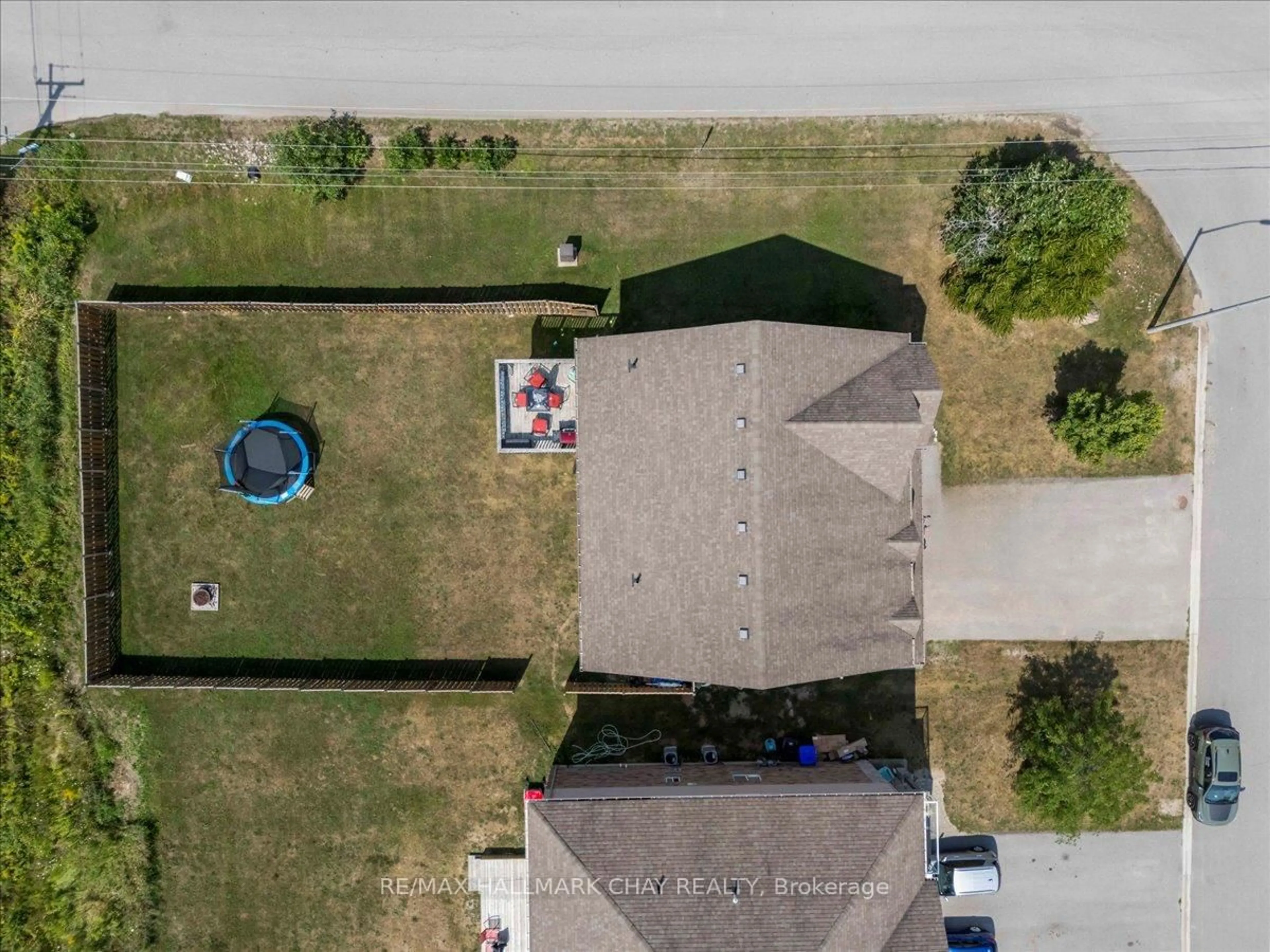 A pic from outside/outdoor area/front of a property/back of a property/a pic from drone, street for 3939 Wood Ave, Severn Ontario L3V 0T9