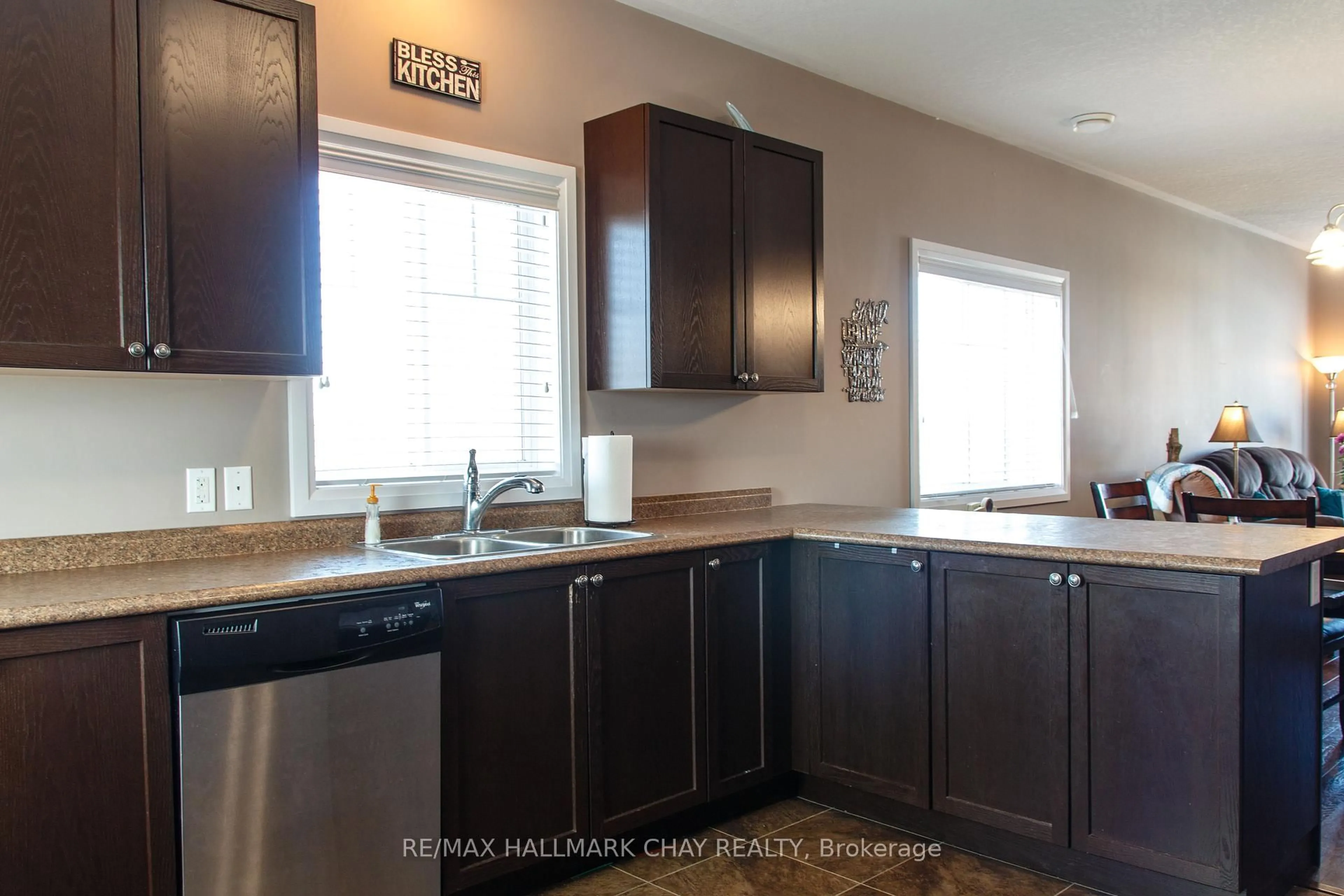 Open concept kitchen, unknown for 3939 Wood Ave, Severn Ontario L3V 0T9