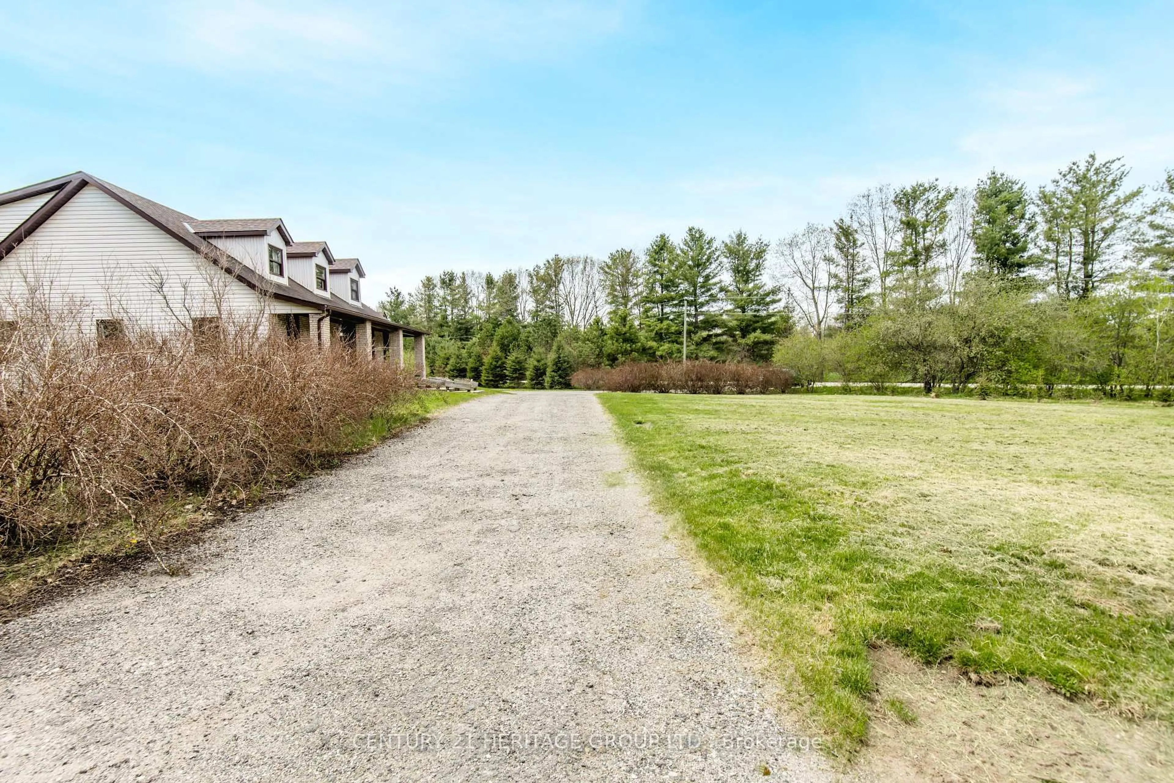 A pic from outside/outdoor area/front of a property/back of a property/a pic from drone, street for 3081 Hogback Rd, Clearview Ontario L0M 1N0
