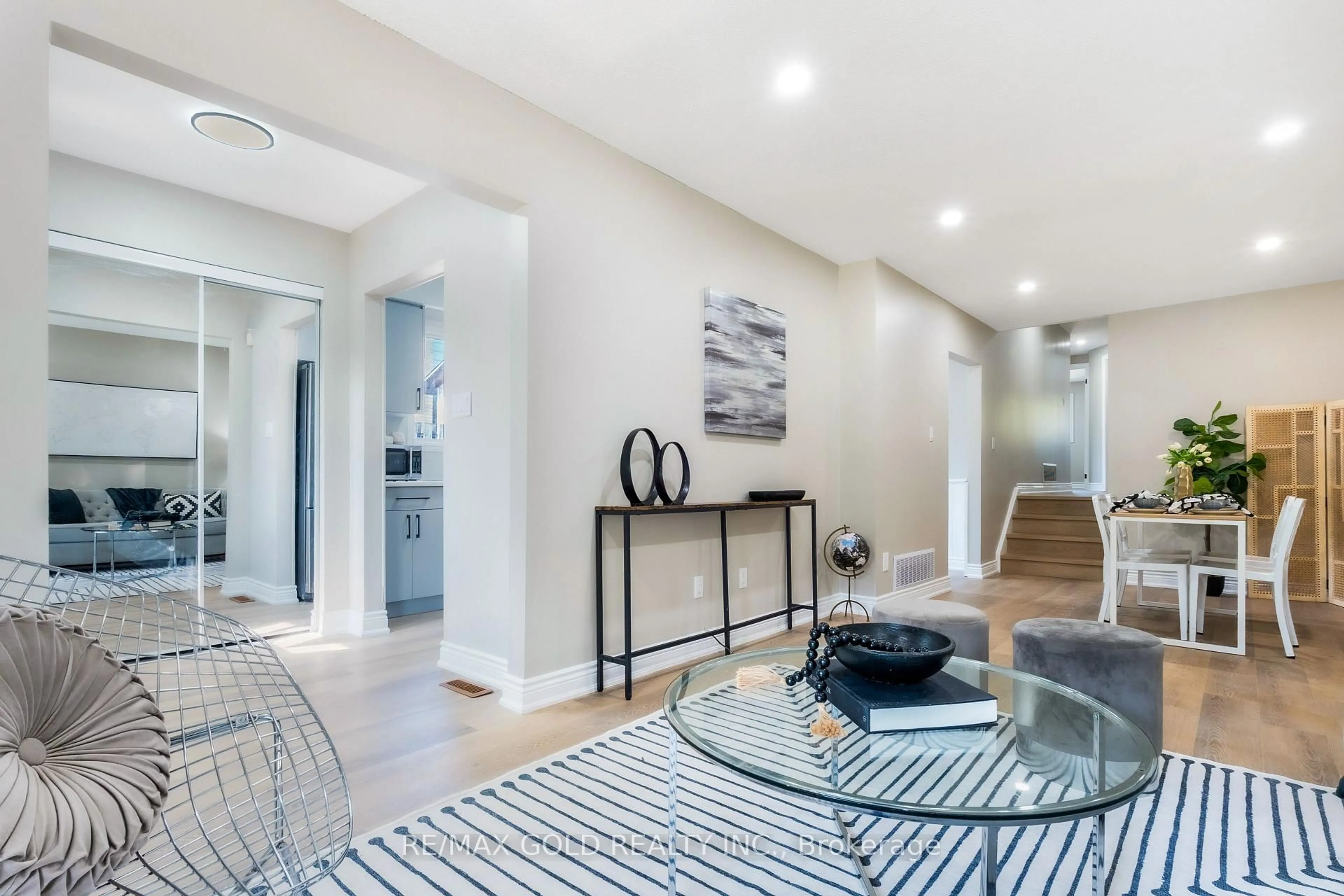 Indoor entryway for 27 Sylvia St, Barrie Ontario L4M 5J2