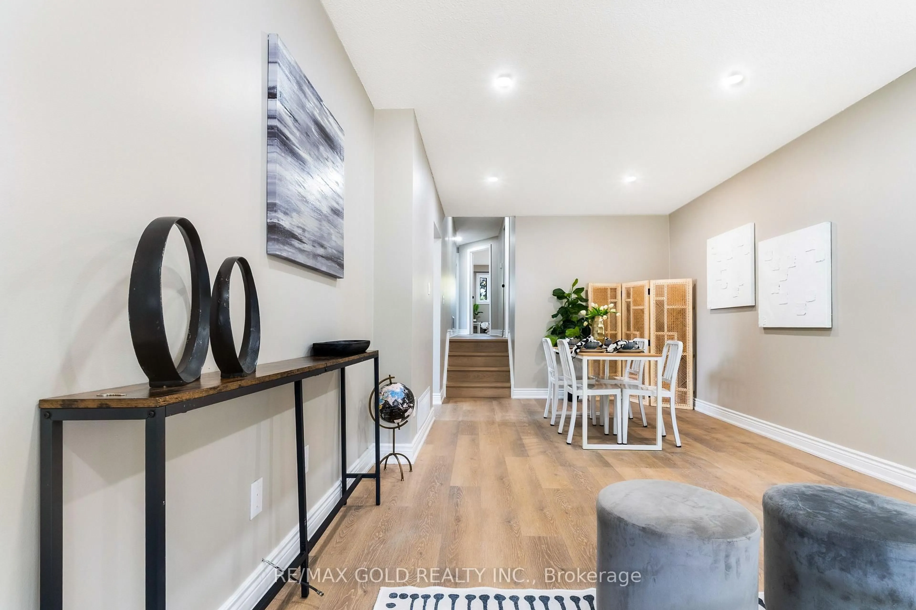 Indoor entryway for 27 Sylvia St, Barrie Ontario L4M 5J2