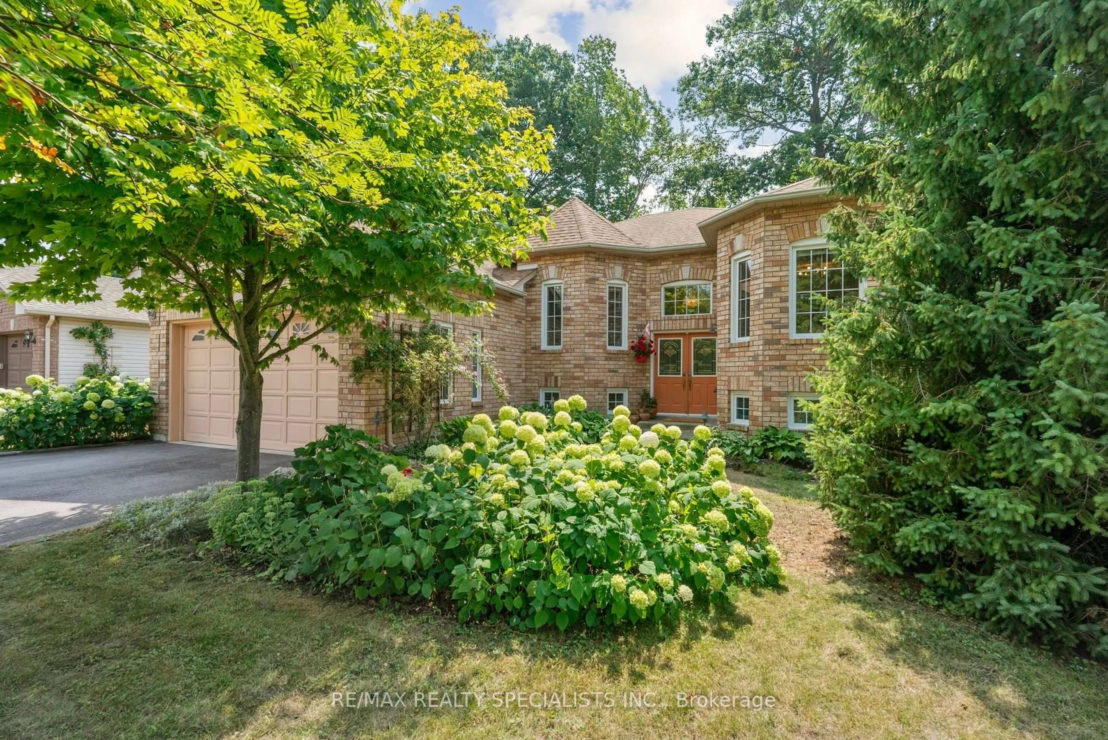 Home with brick exterior material, street for 8 Brouwer Cres, Wasaga Beach Ontario L9Z 1L8