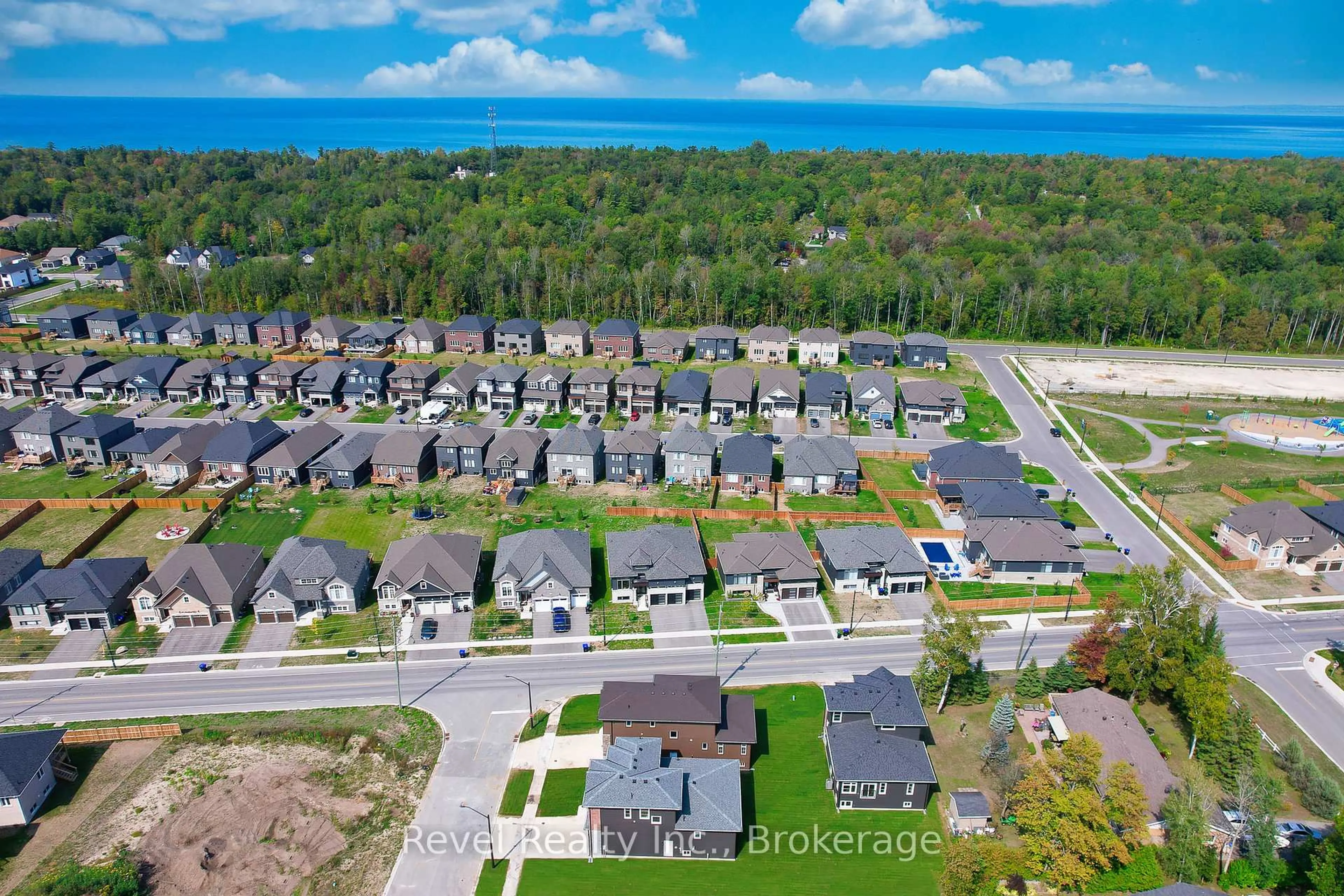 A pic from outside/outdoor area/front of a property/back of a property/a pic from drone, street for 45 Joanne Cres, Wasaga Beach Ontario L9Z 2N9