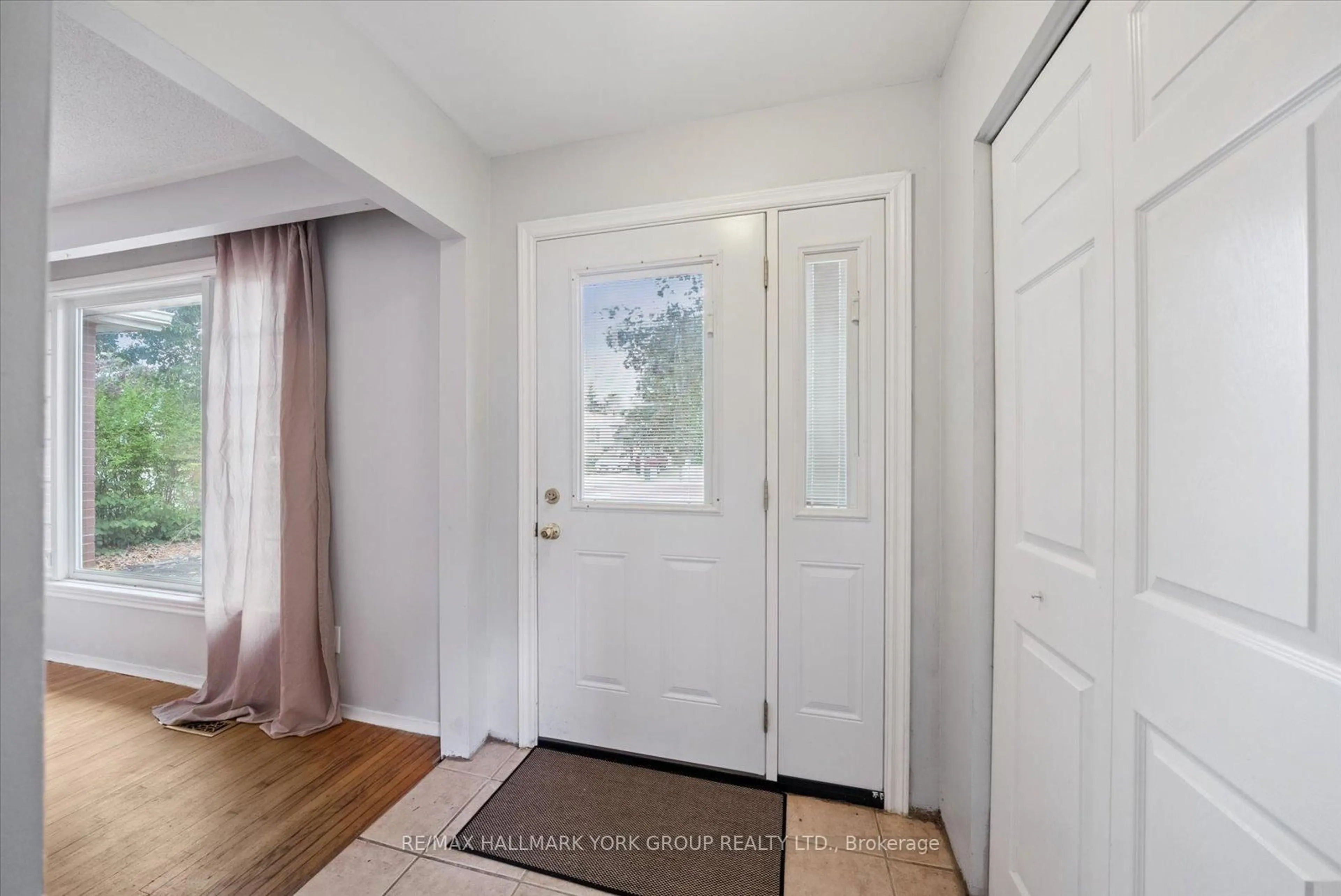 Indoor entryway for 6 Glenecho Dr, Barrie Ontario L4M 4J3