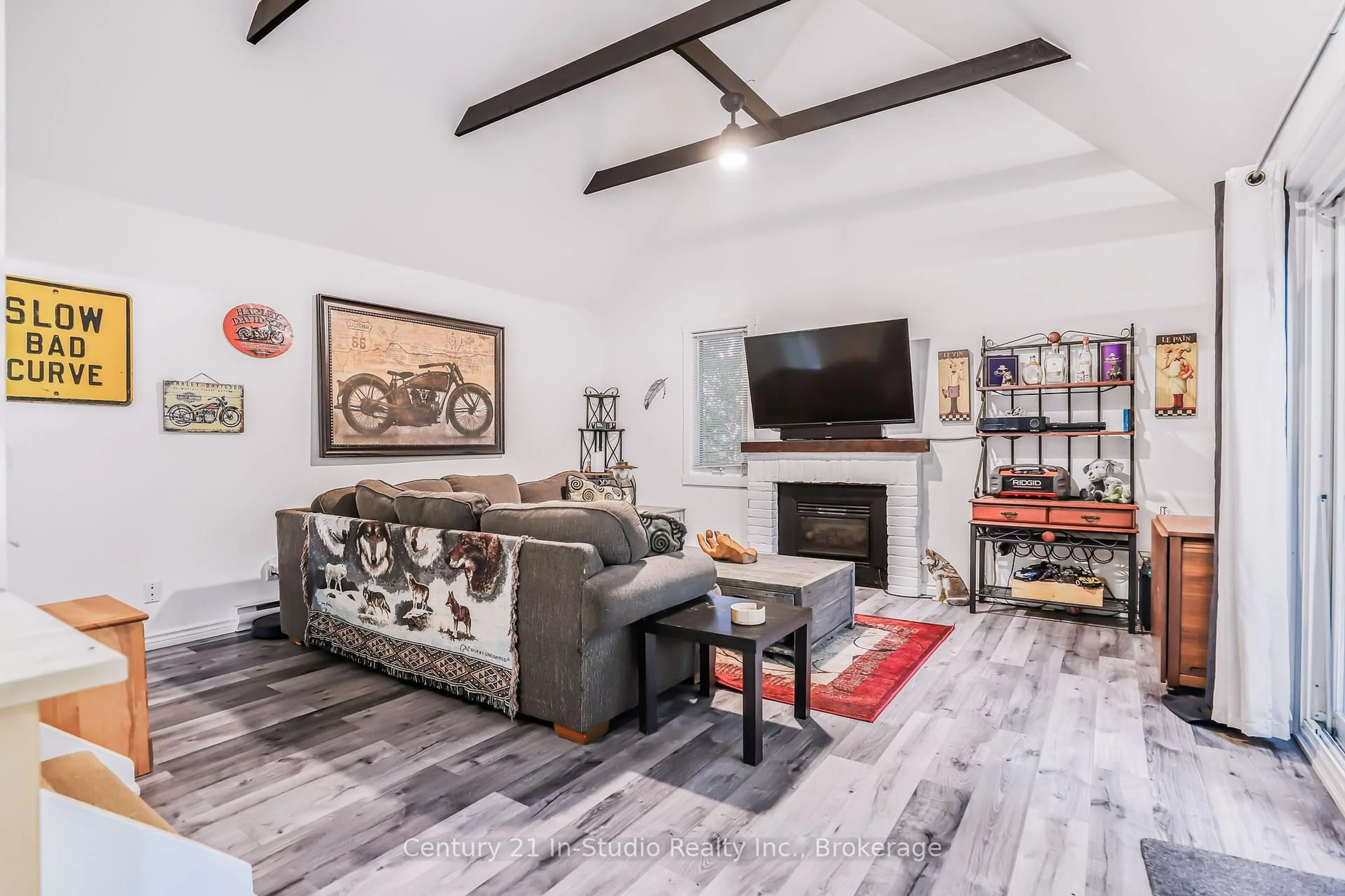 Living room with furniture, unknown for 5 Dawson Dr #324, Collingwood Ontario L9Y 5B4