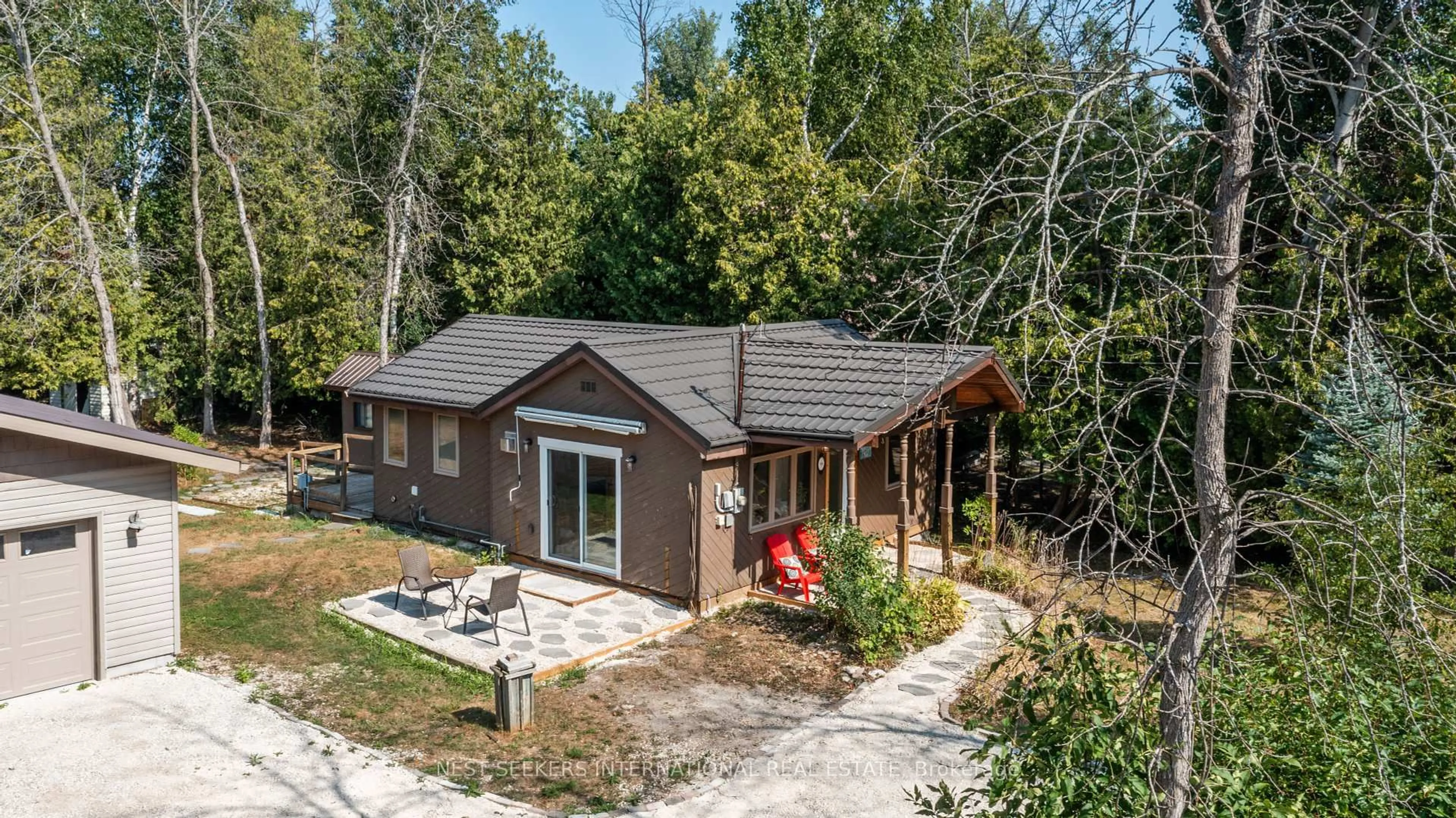 A pic from outside/outdoor area/front of a property/back of a property/a pic from drone, unknown for 15 Edgar Rd, Collingwood Ontario L9Y 3Z1