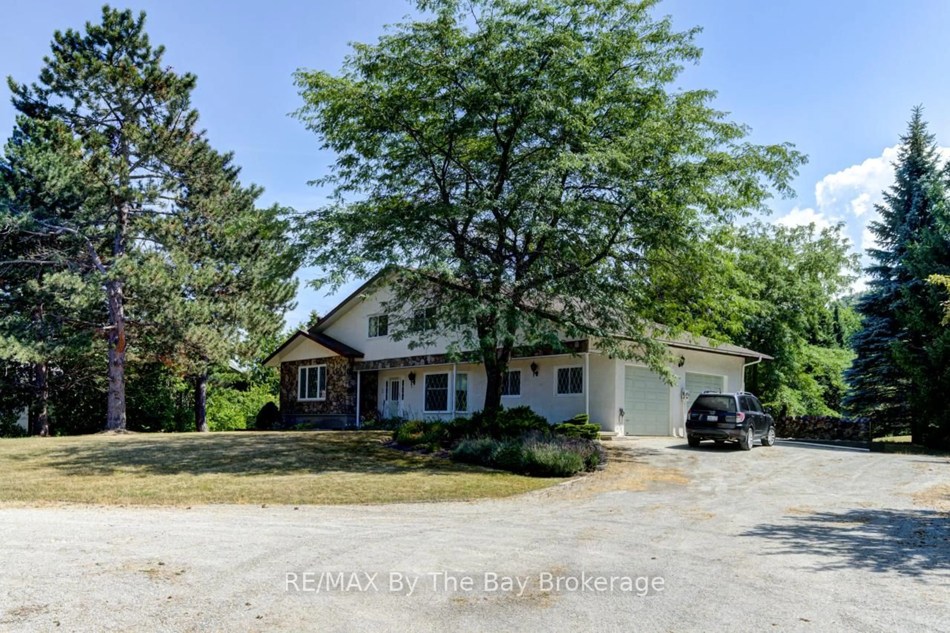 A pic from outside/outdoor area/front of a property/back of a property/a pic from drone, street for 8223 30/31 Sdrd, Clearview Ontario L0M 1P0