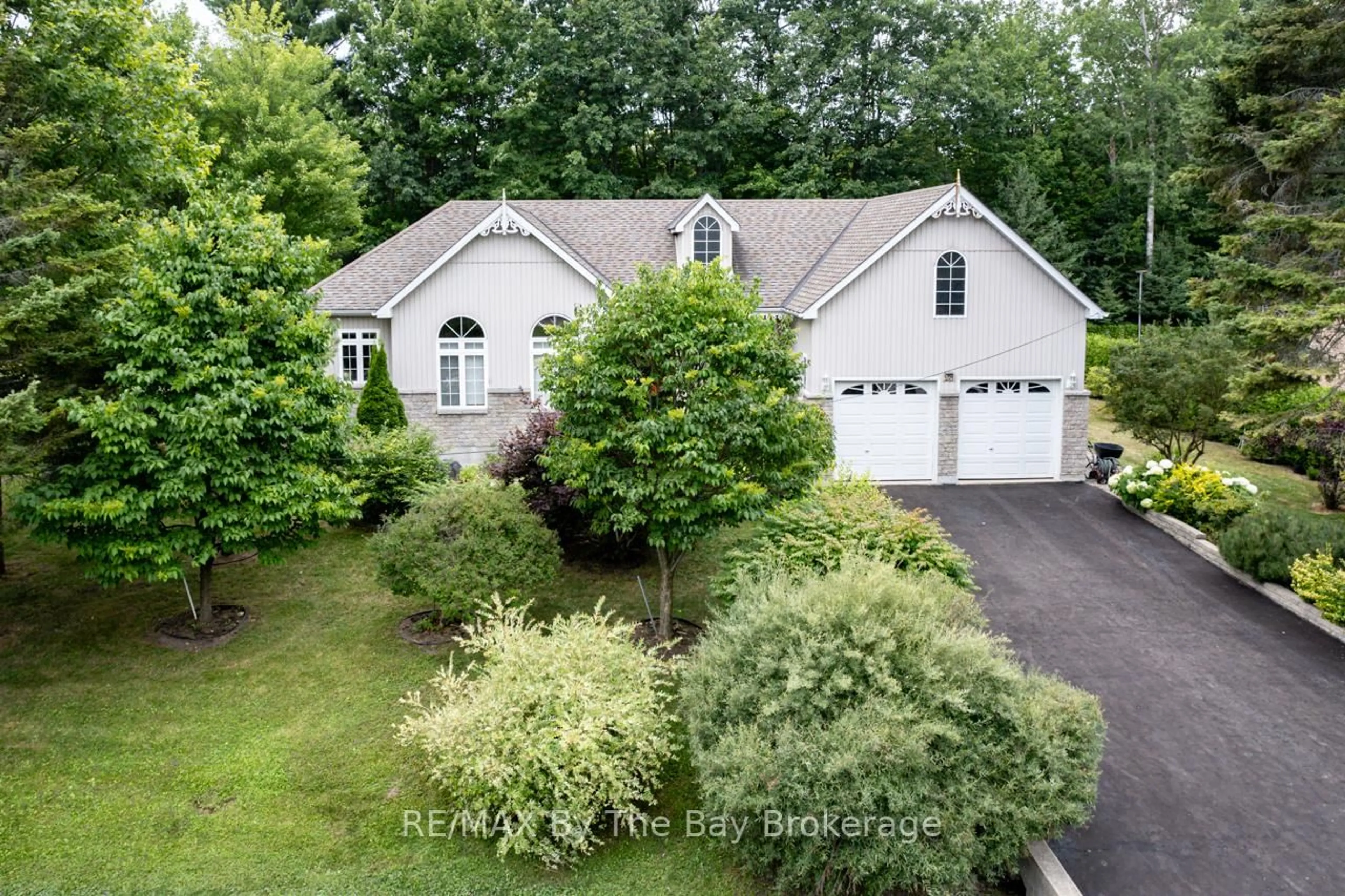 A pic from outside/outdoor area/front of a property/back of a property/a pic from drone, street for 28 Bridlewood Cres, Wasaga Beach Ontario L9Z 1B4
