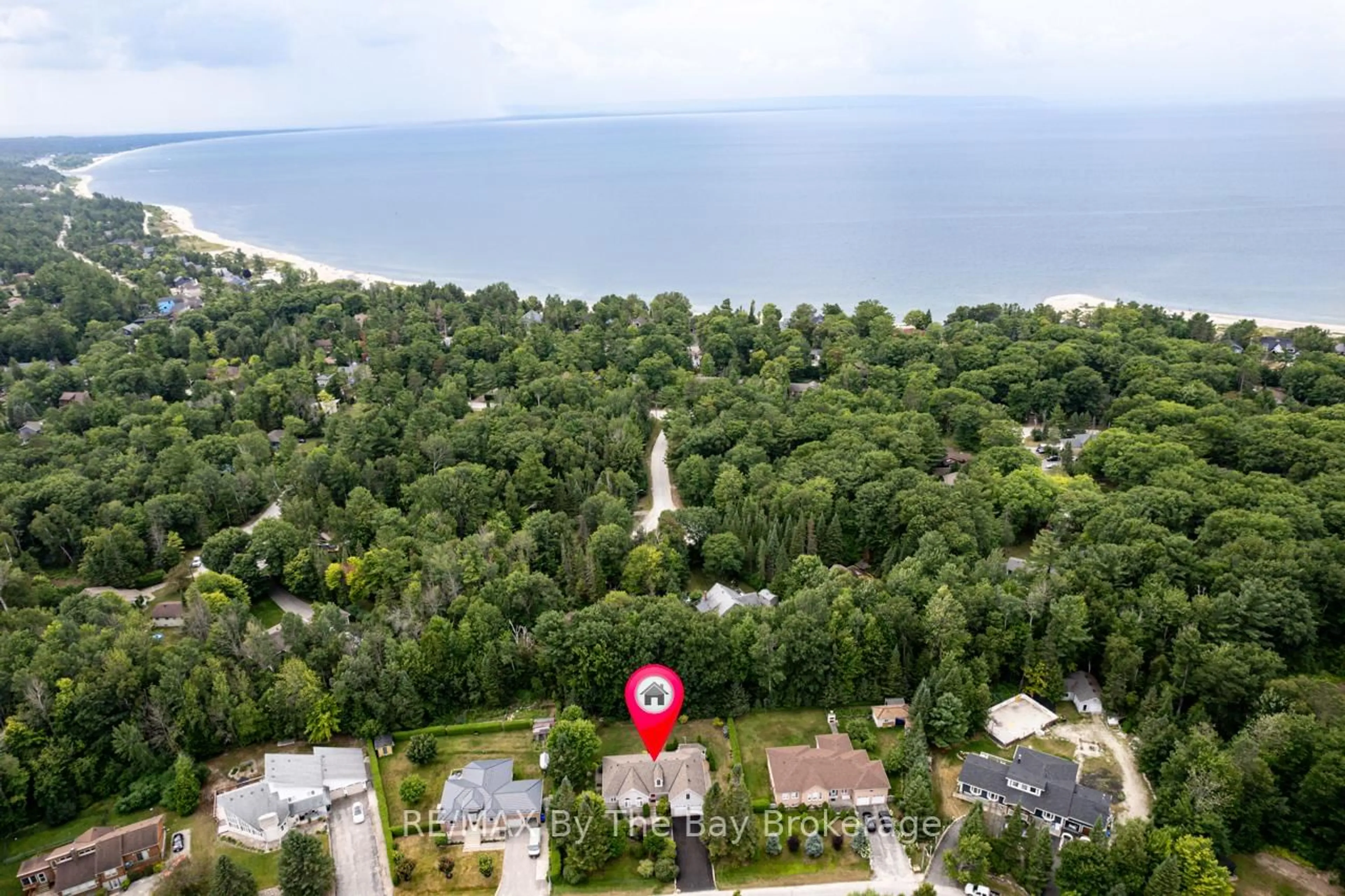 A pic from outside/outdoor area/front of a property/back of a property/a pic from drone, water/lake/river/ocean view for 28 Bridlewood Cres, Wasaga Beach Ontario L9Z 1B4