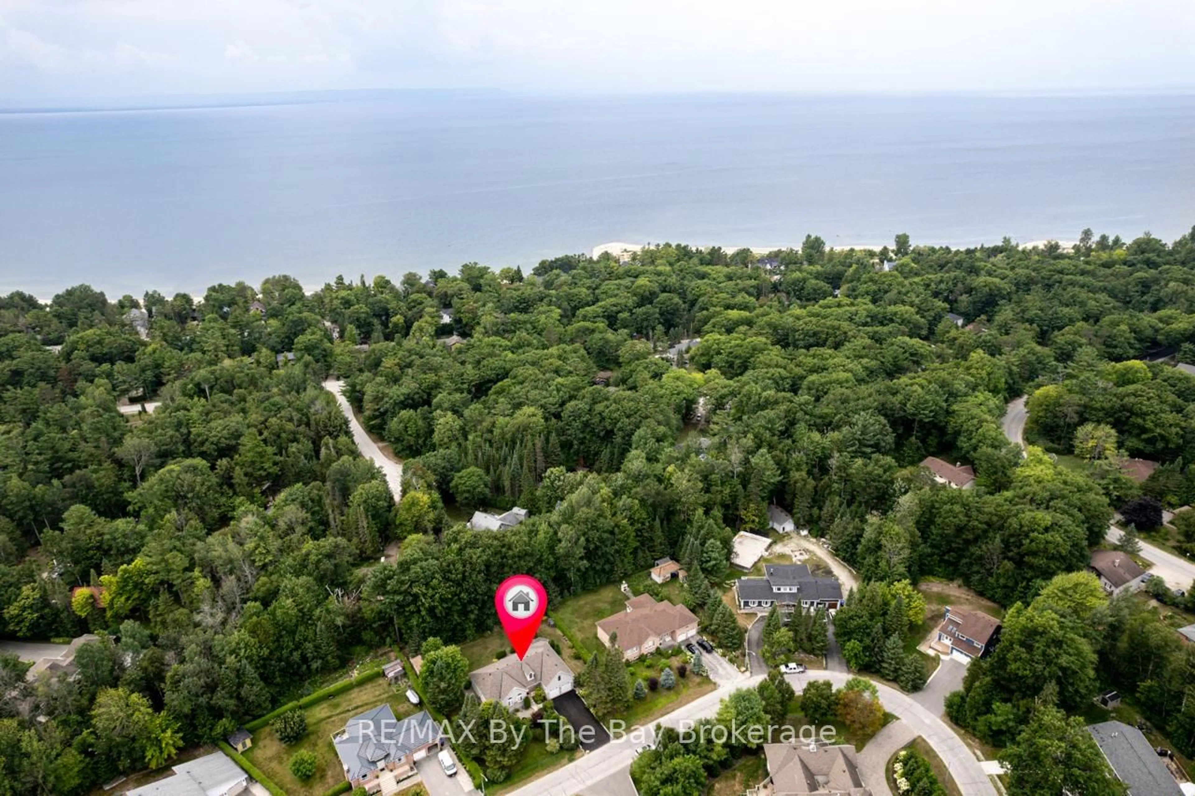 A pic from outside/outdoor area/front of a property/back of a property/a pic from drone, water/lake/river/ocean view for 28 Bridlewood Cres, Wasaga Beach Ontario L9Z 1B4