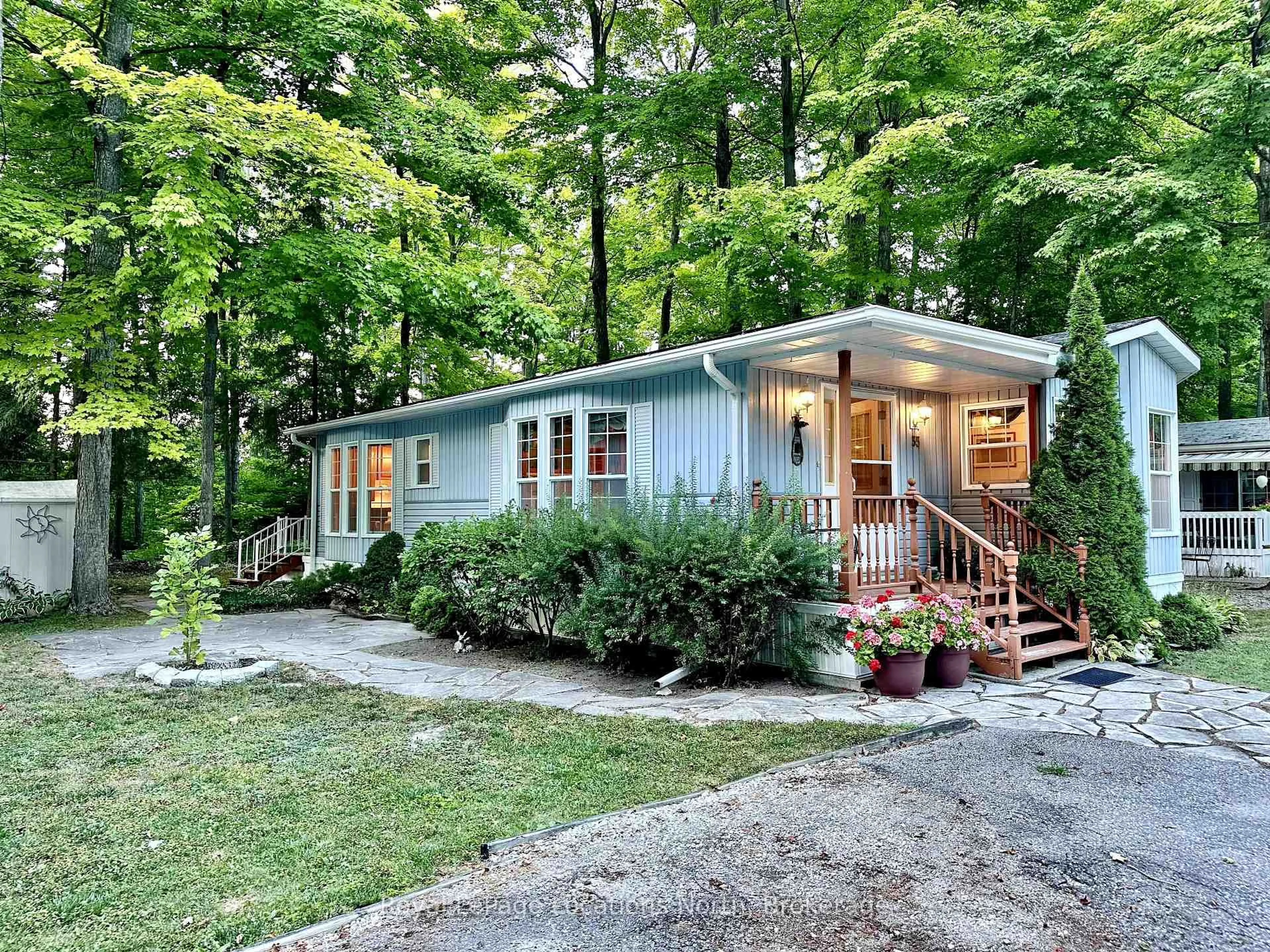 Home with vinyl exterior material, unknown for 35 The Boardwalk, Wasaga Beach Ontario L9Z 3A8
