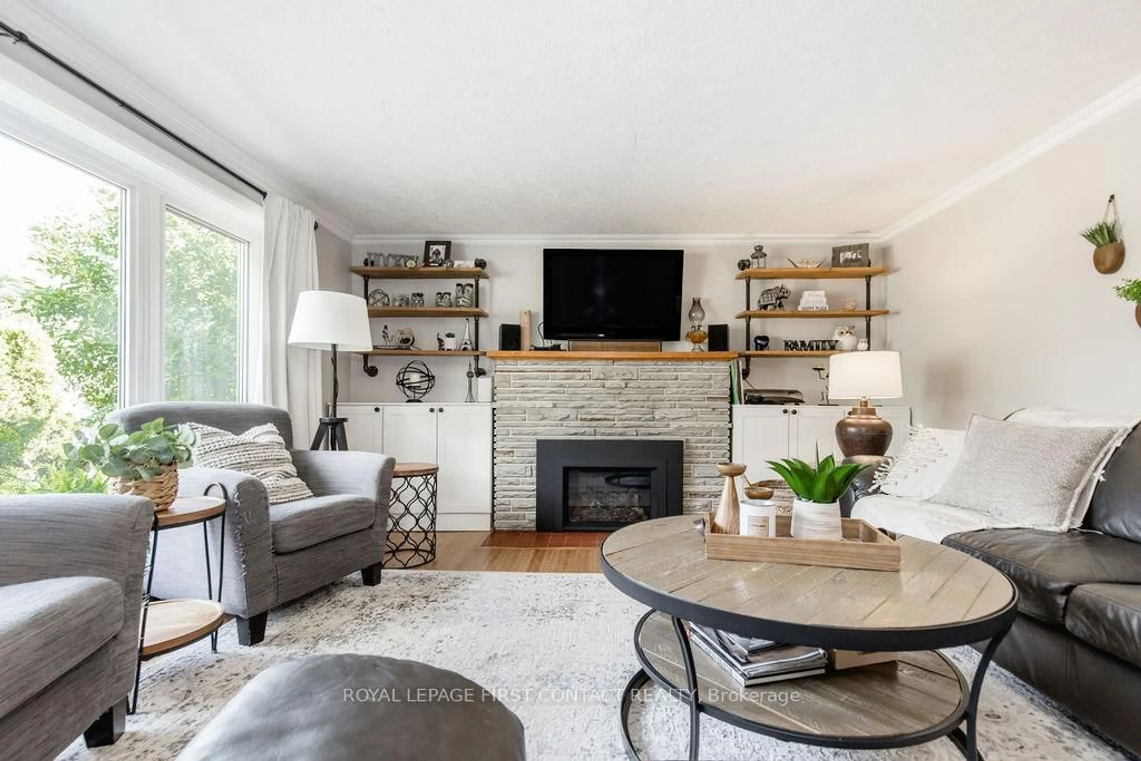 Living room with furniture, wood/laminate floor for 315 Crawford St, Orillia Ontario L3V 1K2