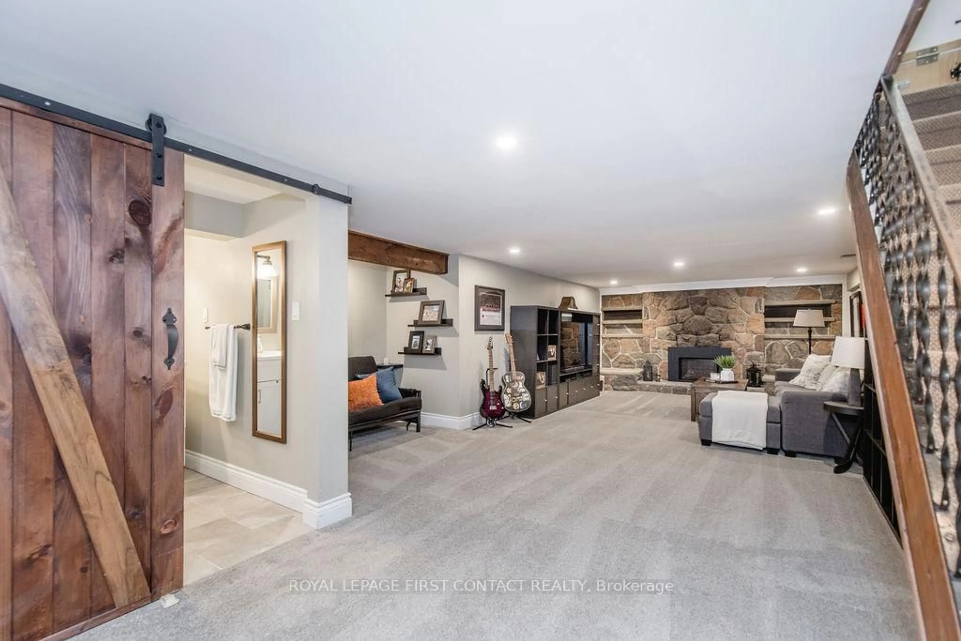 Indoor foyer for 315 Crawford St, Orillia Ontario L3V 1K2