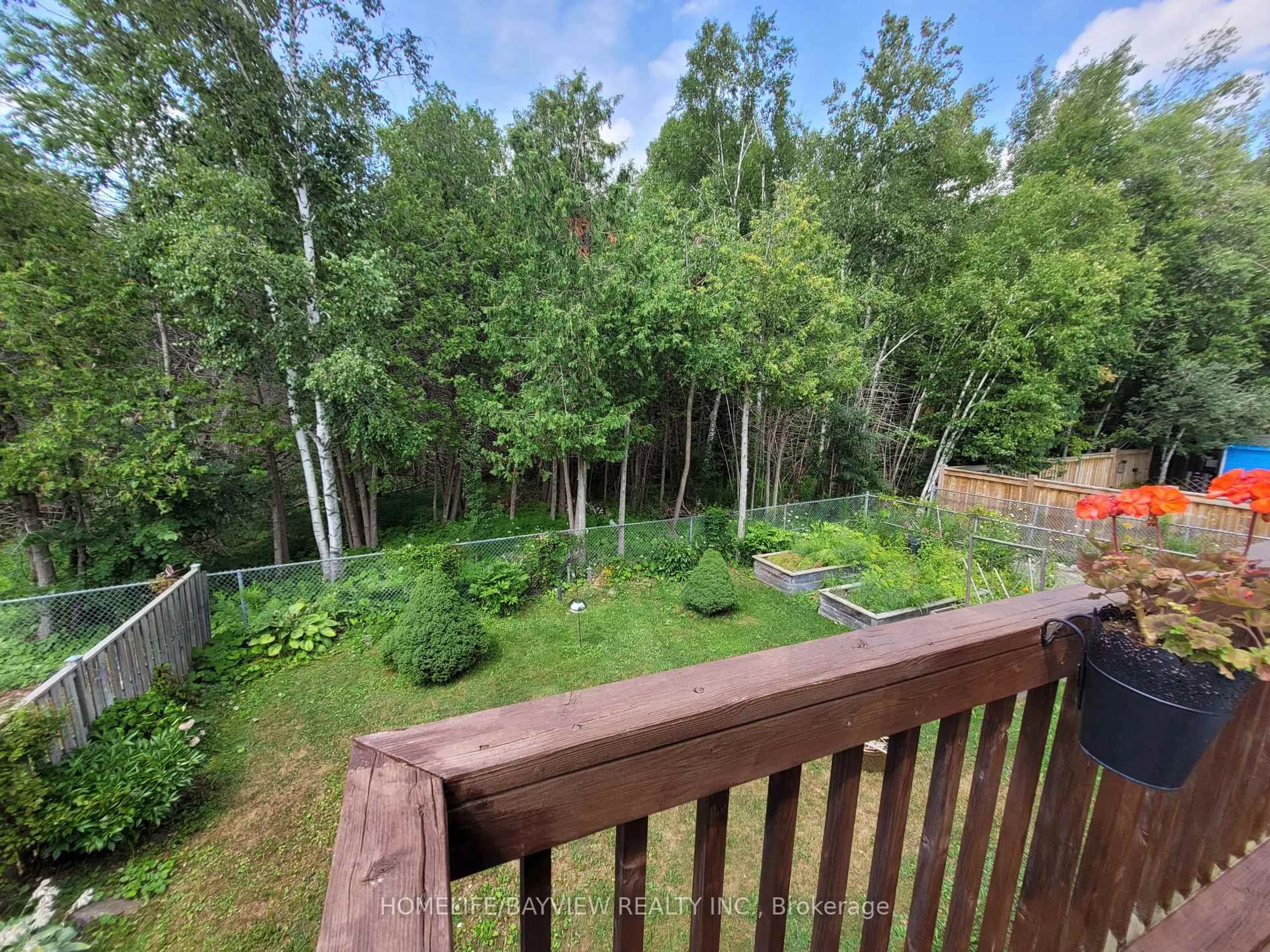 A pic from outside/outdoor area/front of a property/back of a property/a pic from drone, forest/trees view for 44 THICKETWOOD Ave, Barrie Ontario L4N 5Y4