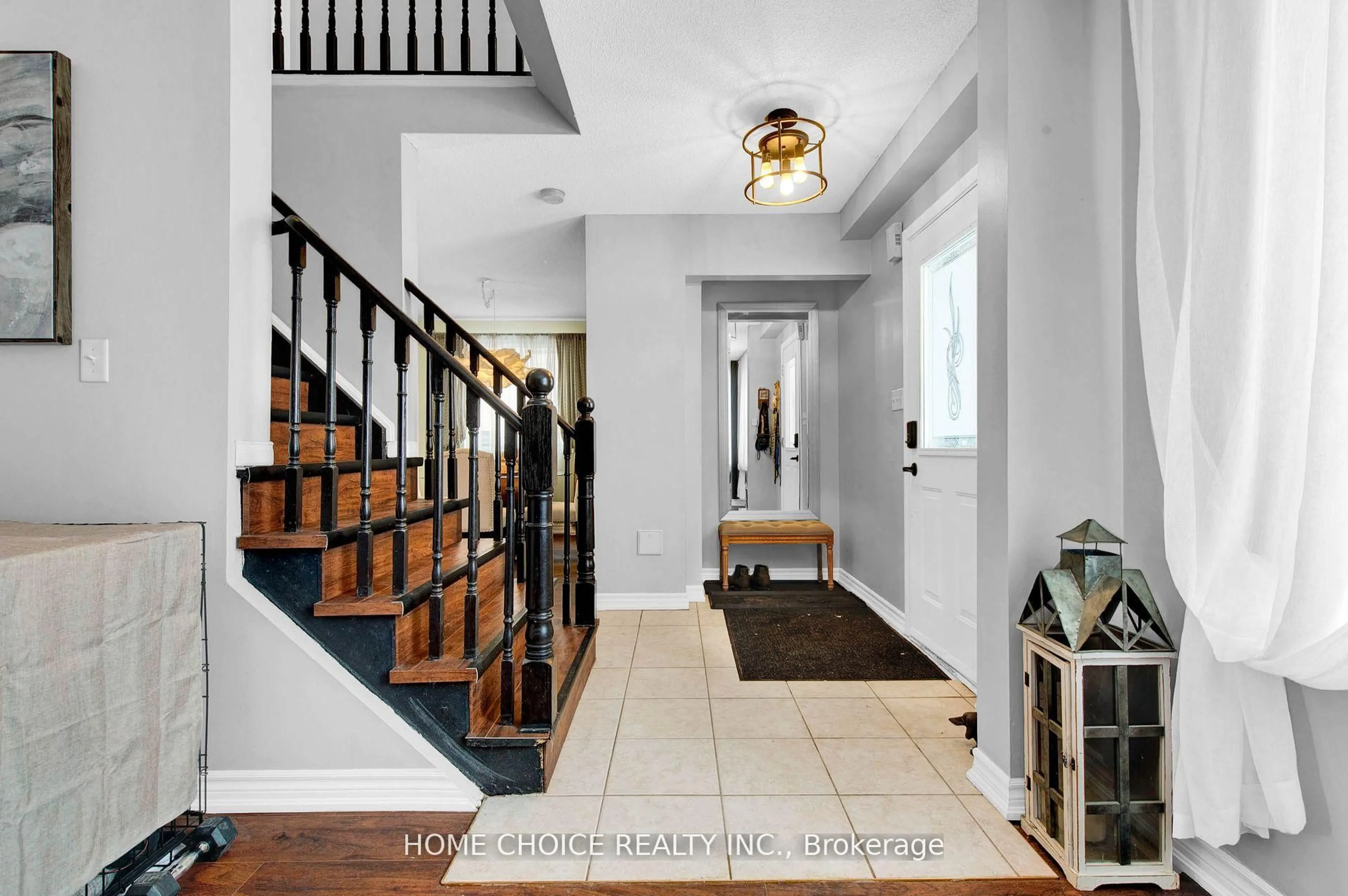 Indoor entryway for 14 Snowy Owl Cres, Barrie Ontario L4M 6P4