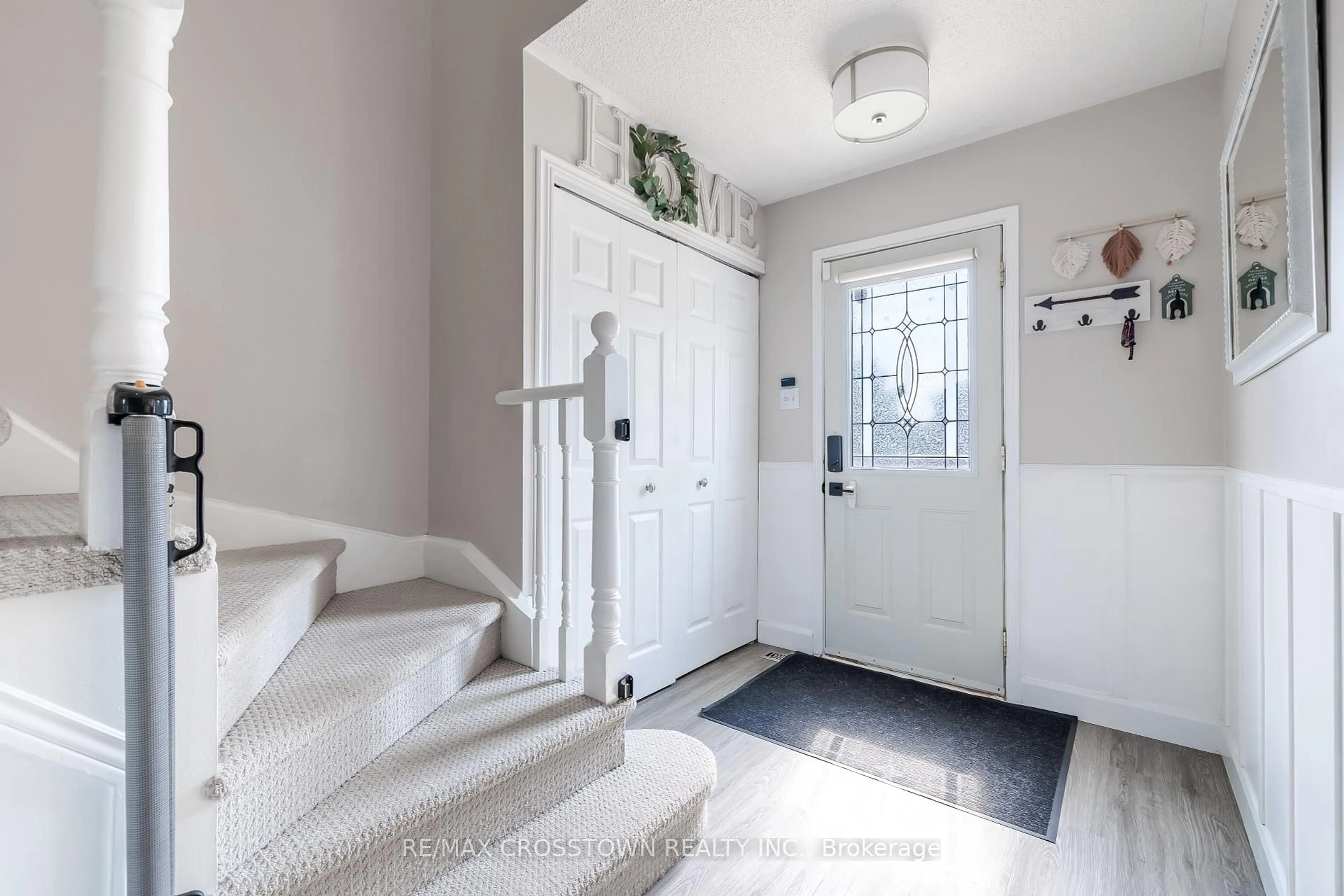 Indoor entryway for 181 Cardinal St, Barrie Ontario L4M 6G4