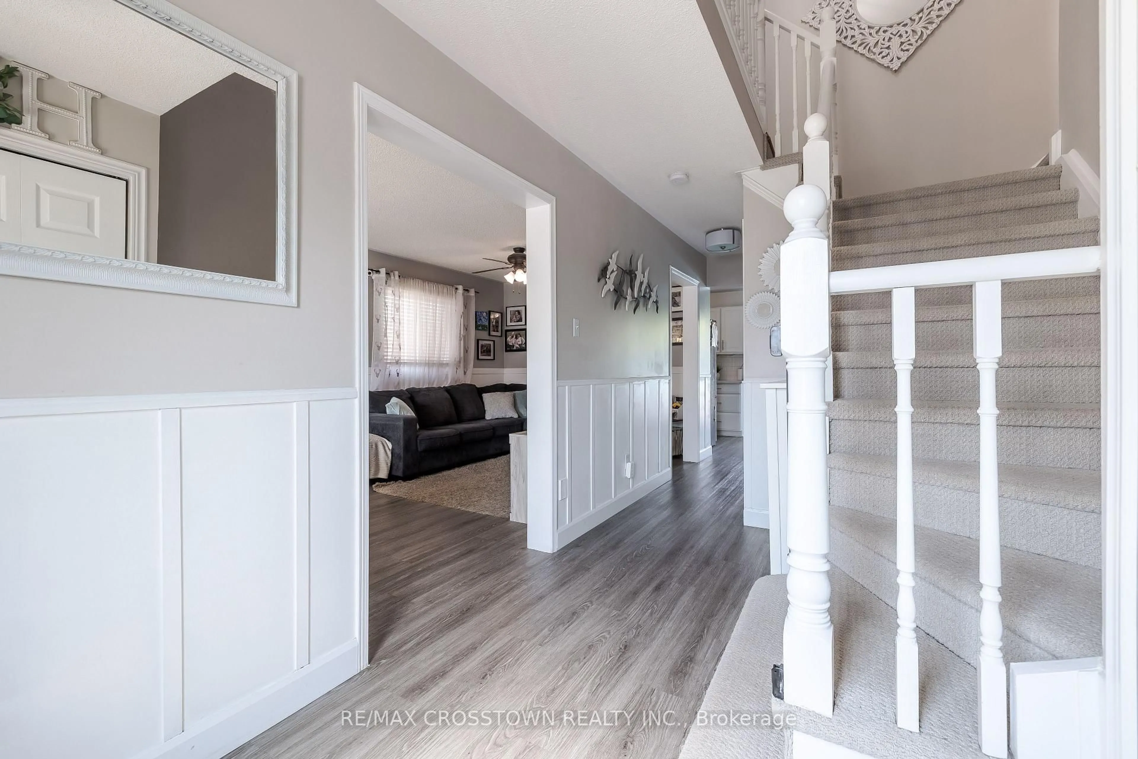 Indoor entryway for 181 Cardinal St, Barrie Ontario L4M 6G4