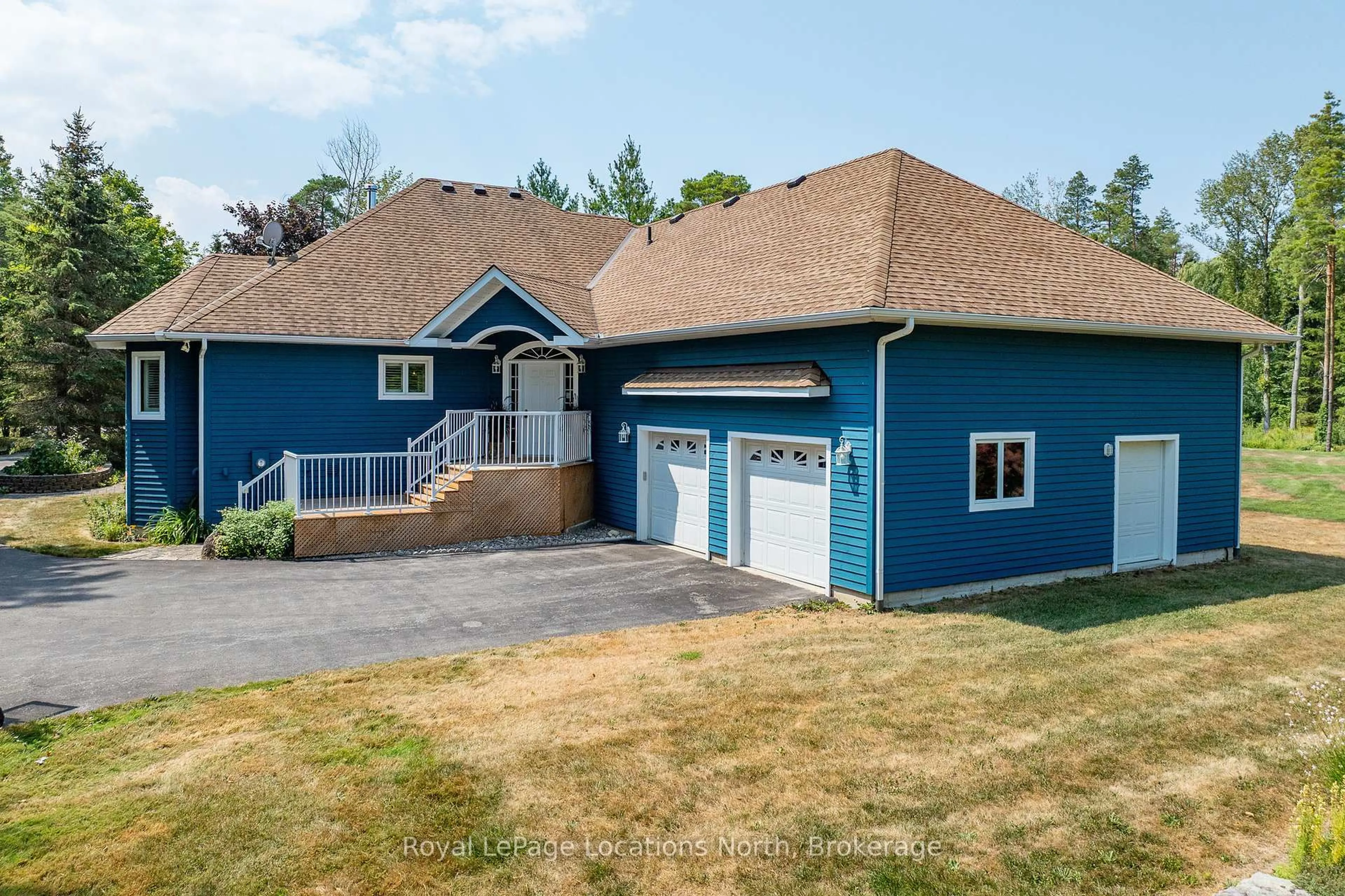 Home with vinyl exterior material, unknown for 9 Georgian Crt, Collingwood Ontario L9Y 4W5
