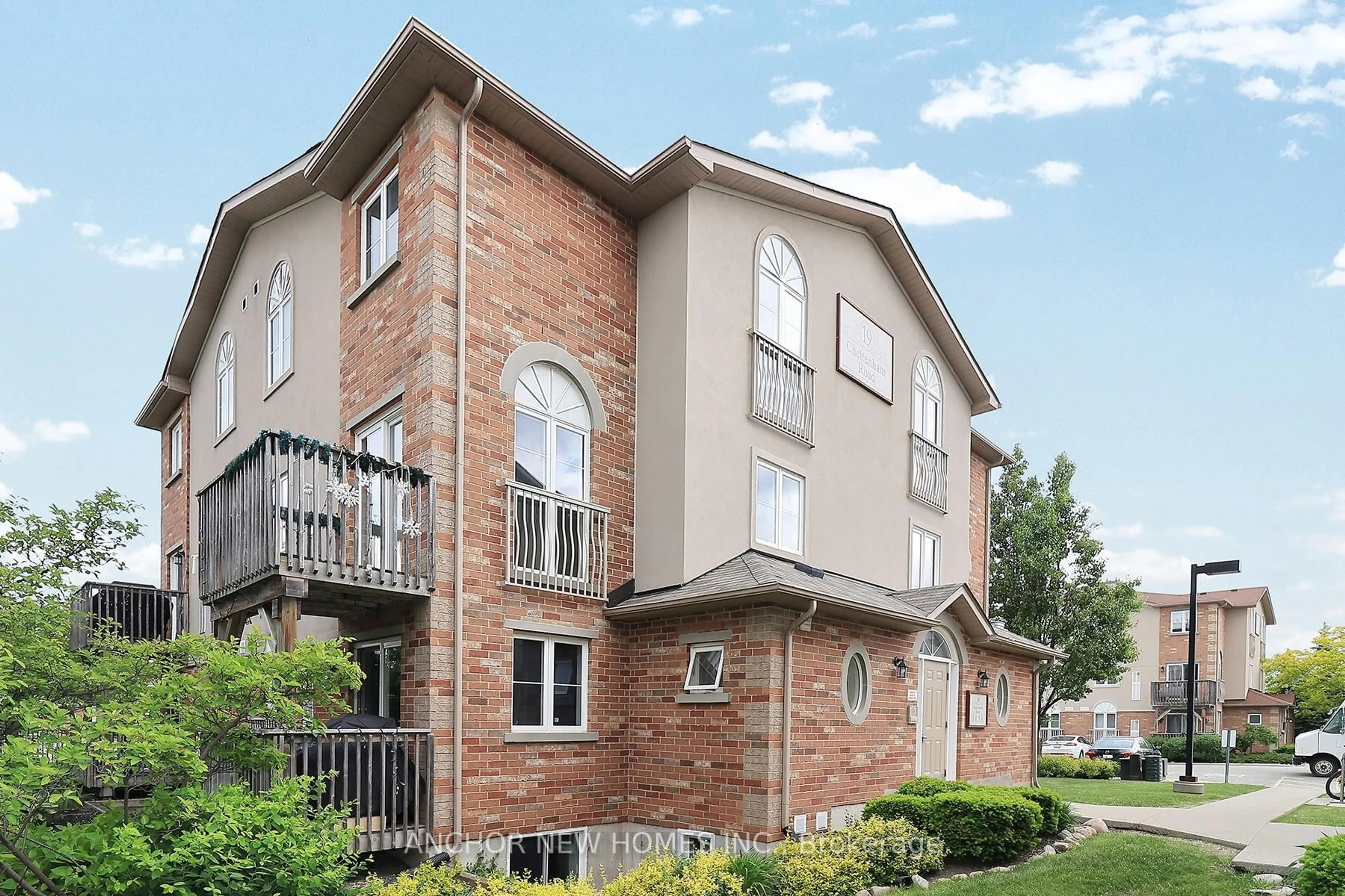 Home with brick exterior material, building for 19 Cheltenham Rd #7, Barrie Ontario L4M 0E7