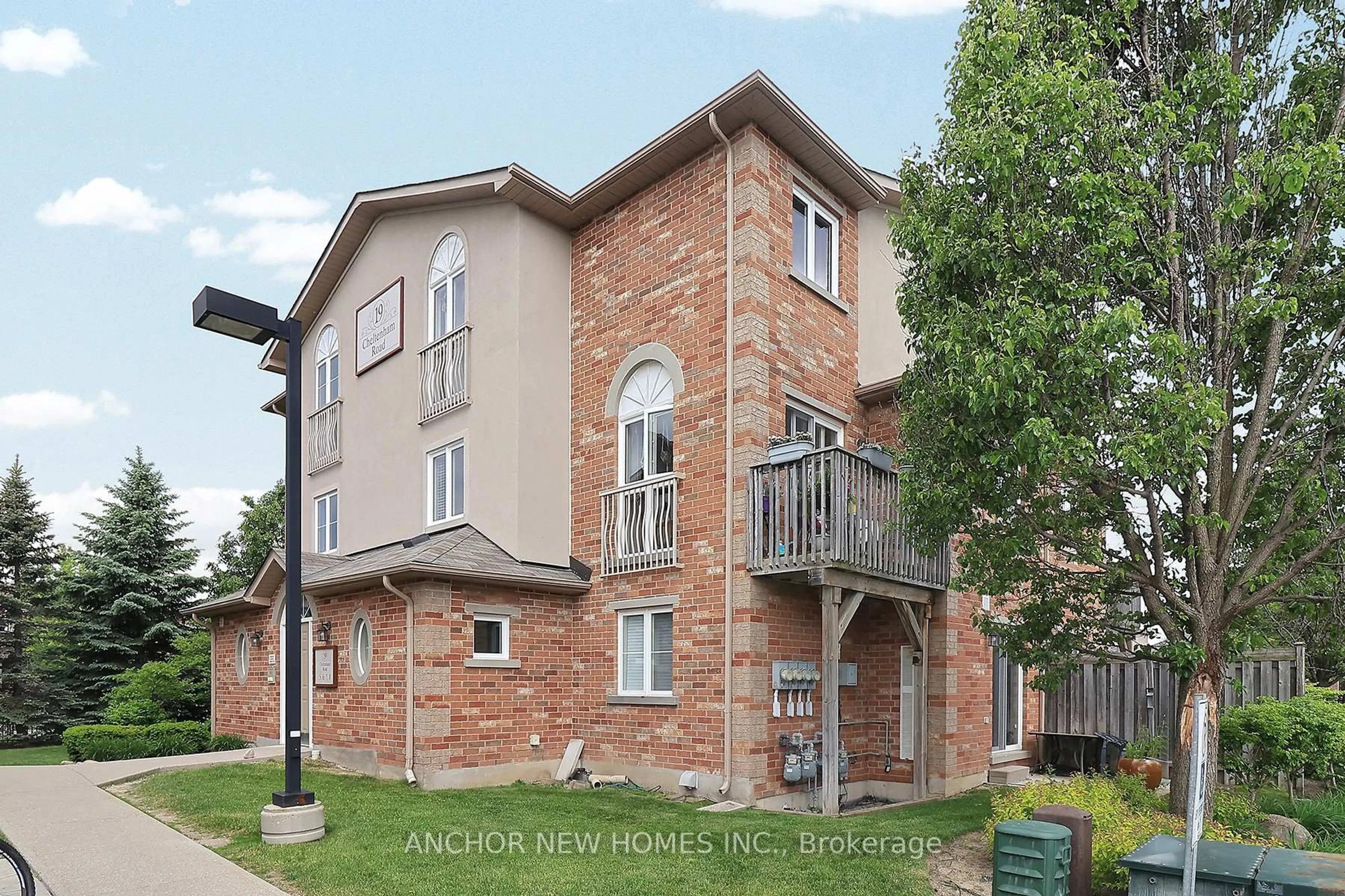 Home with brick exterior material, building for 19 Cheltenham Rd #7, Barrie Ontario L4M 0E7