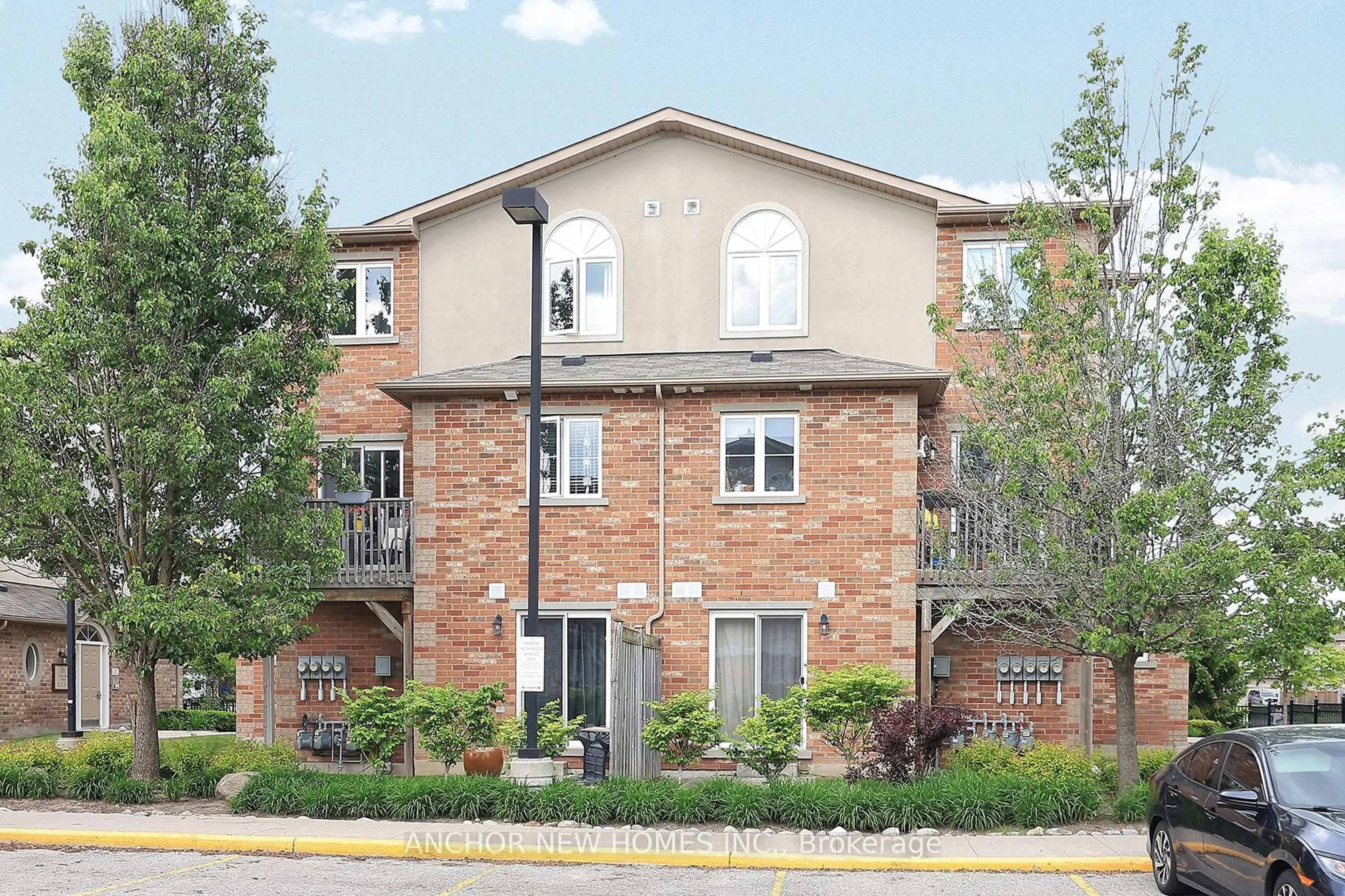Home with brick exterior material, building for 19 Cheltenham Rd #7, Barrie Ontario L4M 0E7