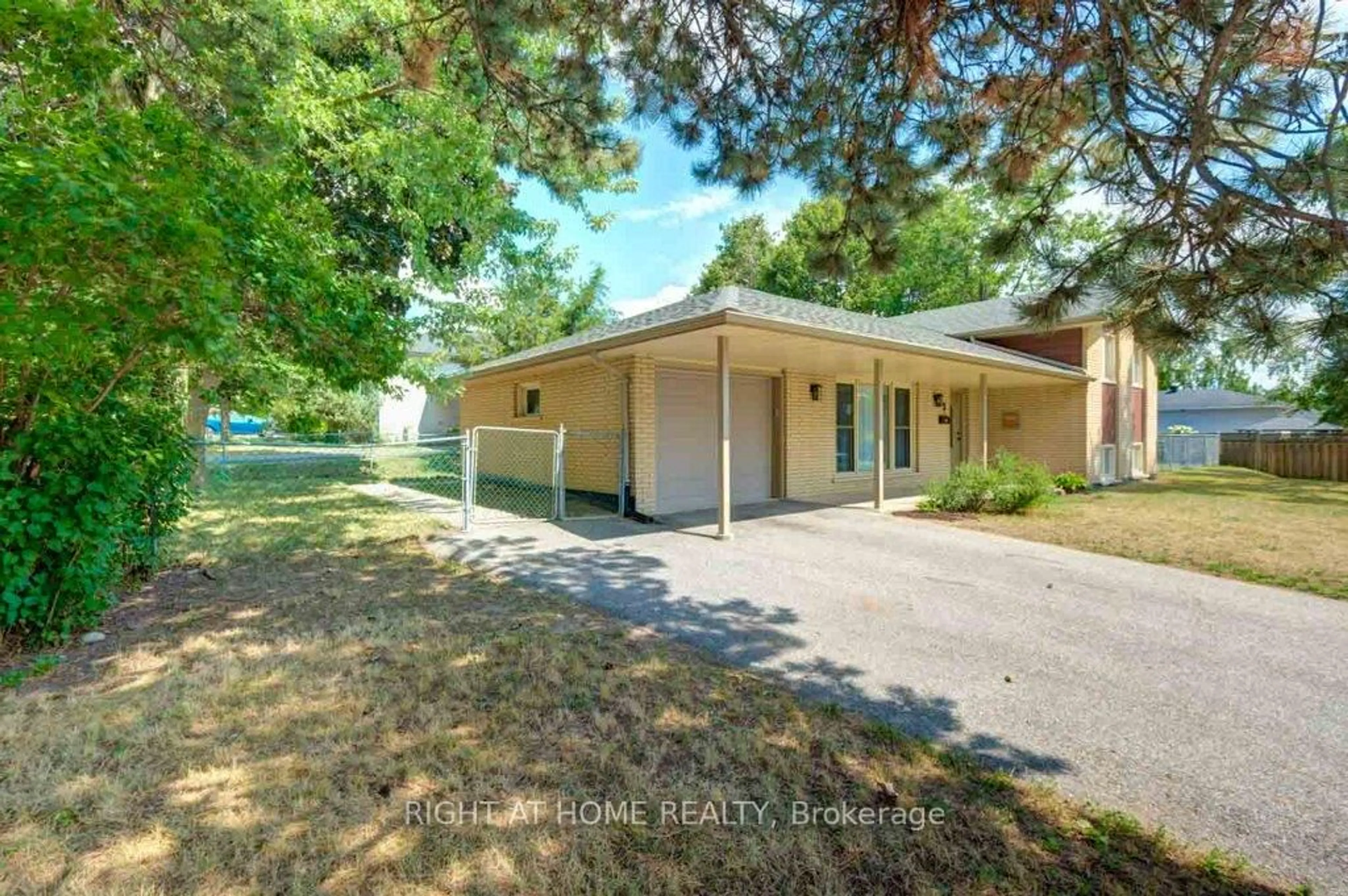 A pic from outside/outdoor area/front of a property/back of a property/a pic from drone, street for 23 Blue Mound Dr, Barrie Ontario L4M 4B3