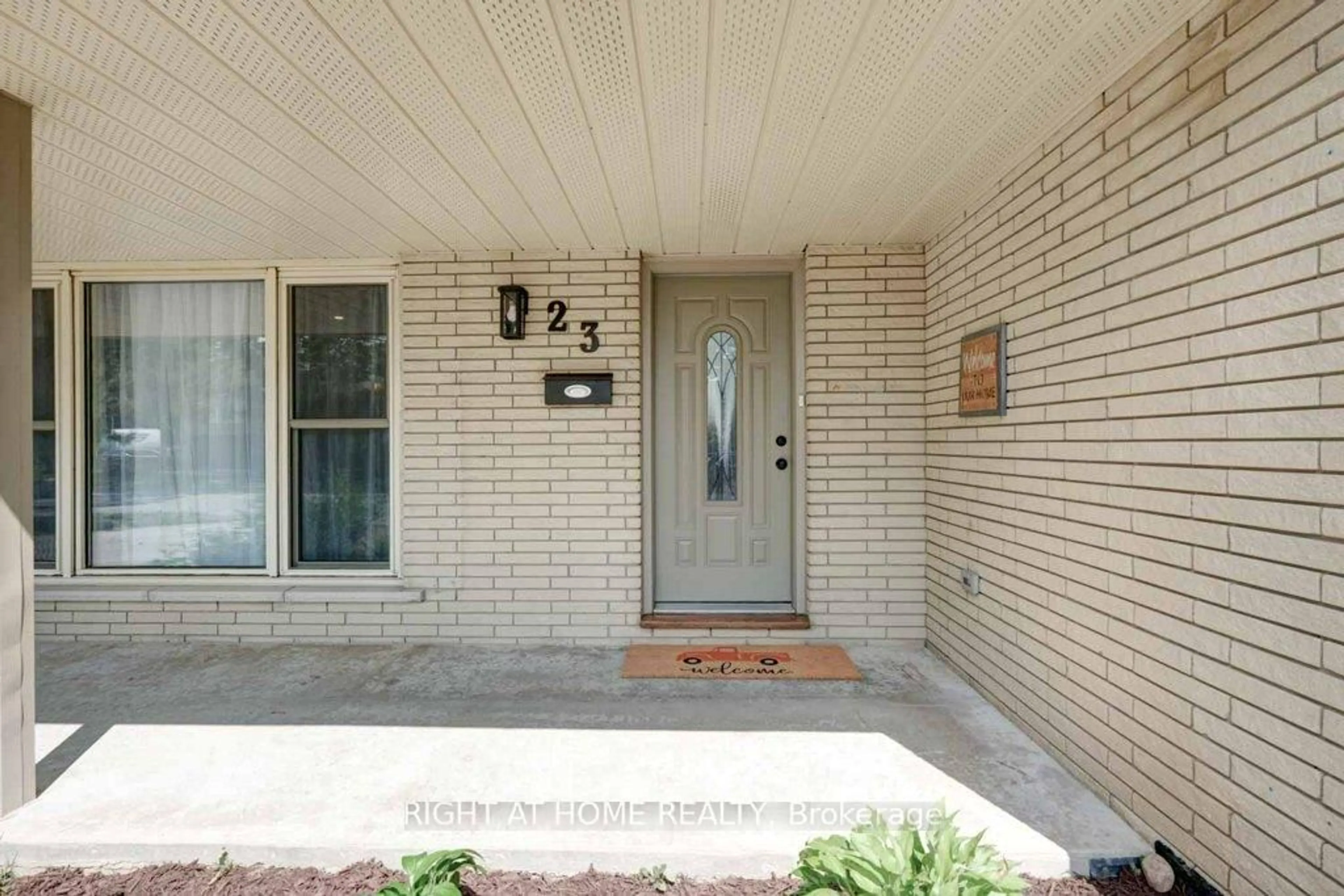 Indoor entryway for 23 Blue Mound Dr, Barrie Ontario L4M 4B3