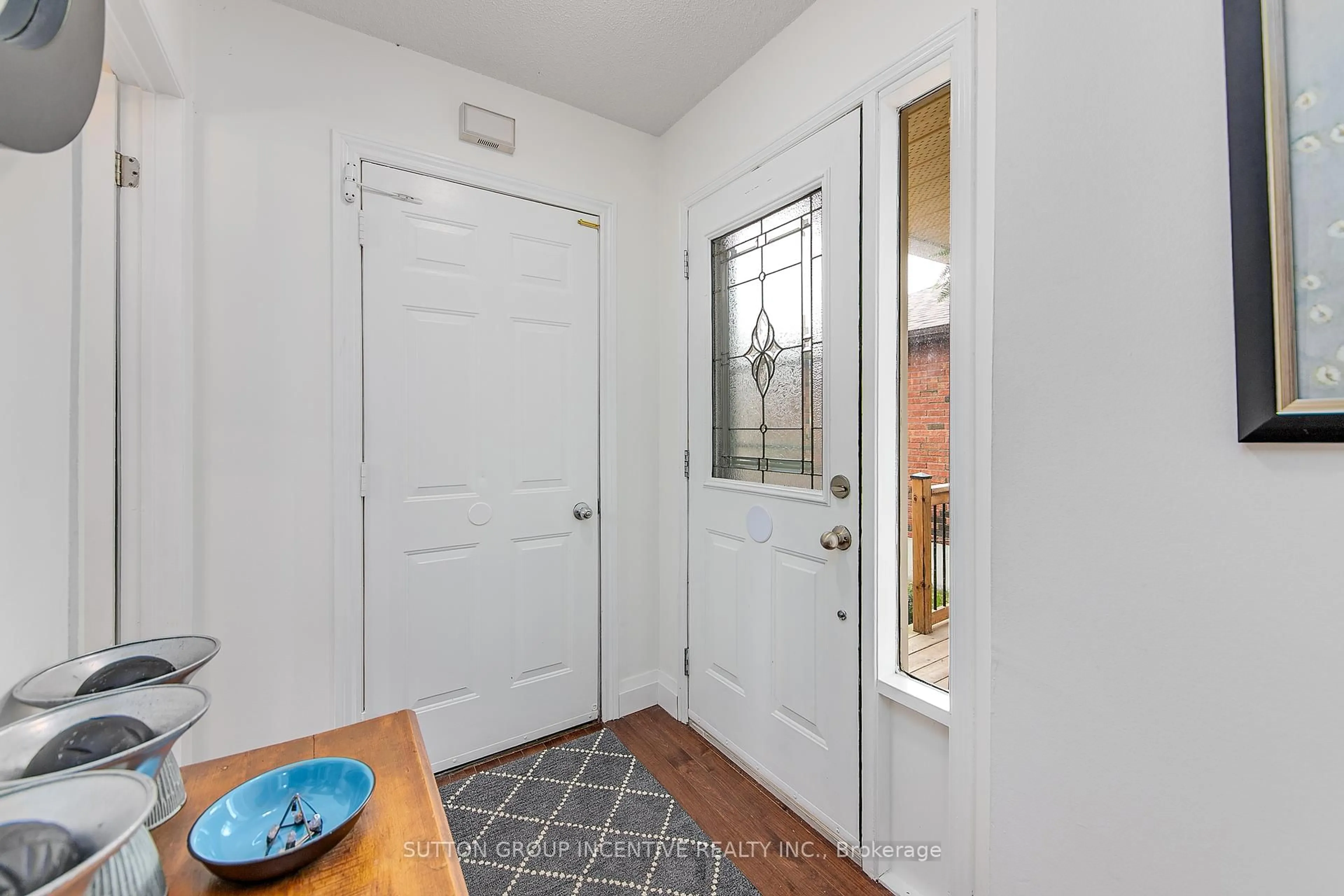 Indoor entryway for 25 Rosenfeld Dr, Barrie Ontario L4M 5X3