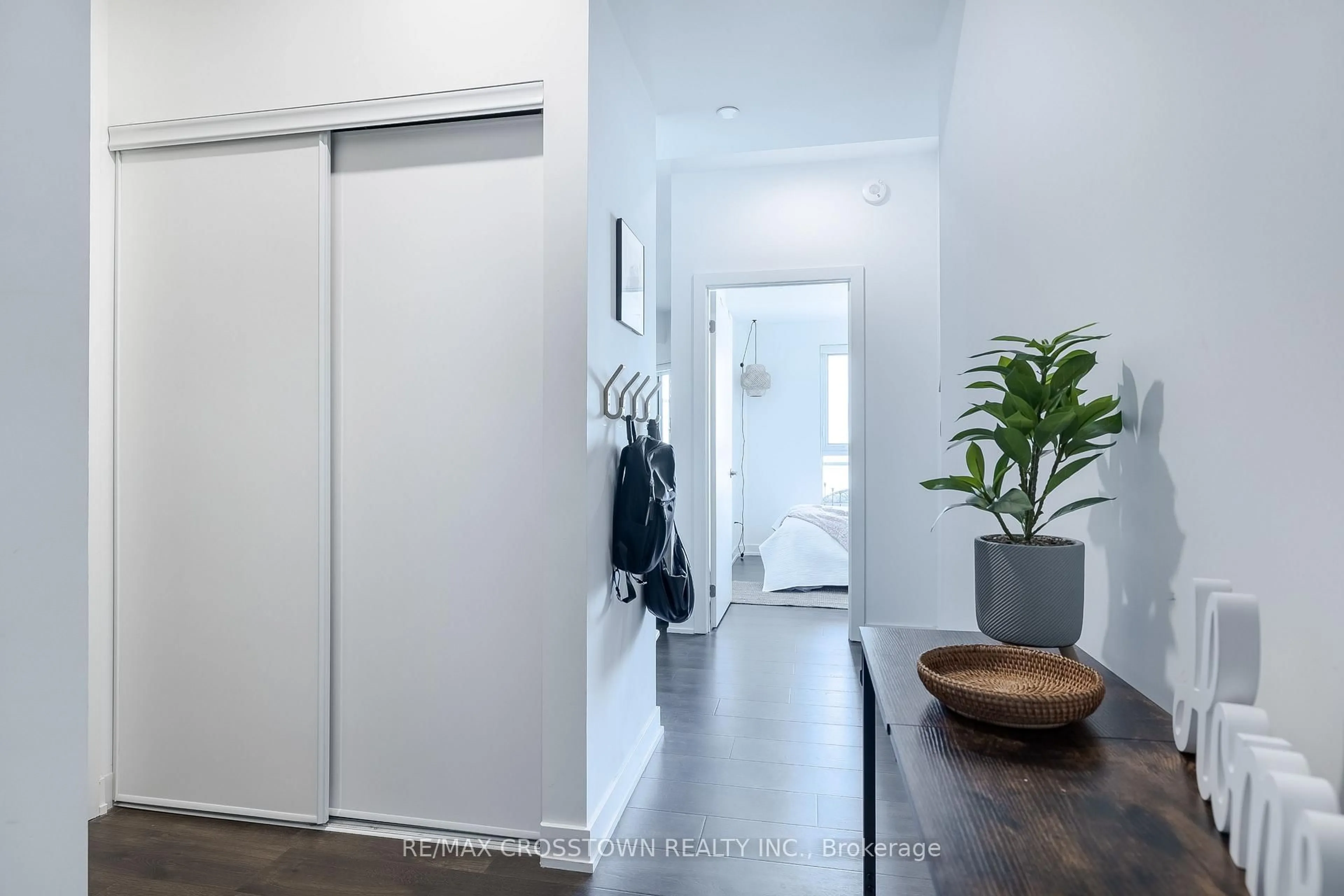 Indoor entryway for 56 Lakeside Terr #908, Barrie Ontario L4M 0L4