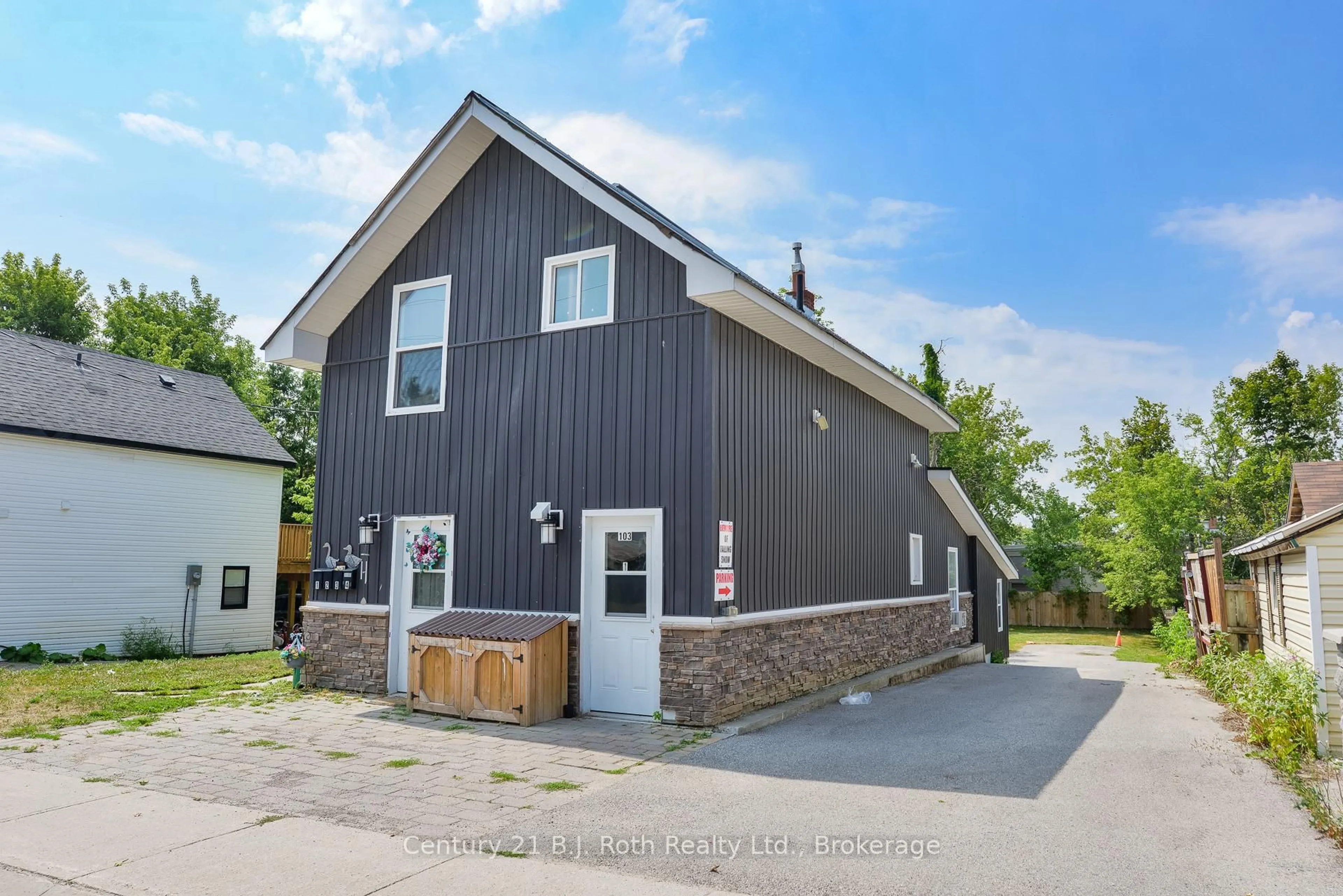 Home with vinyl exterior material, street for 103 Albert St, Orillia Ontario L3V 5L1