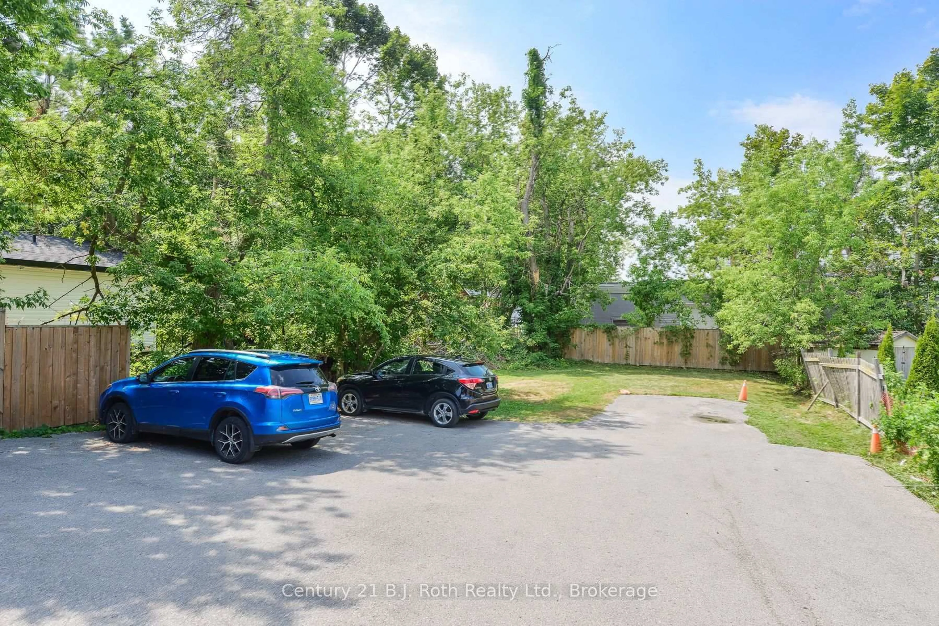 A pic from outside/outdoor area/front of a property/back of a property/a pic from drone, unknown for 103 Albert St, Orillia Ontario L3V 5L1