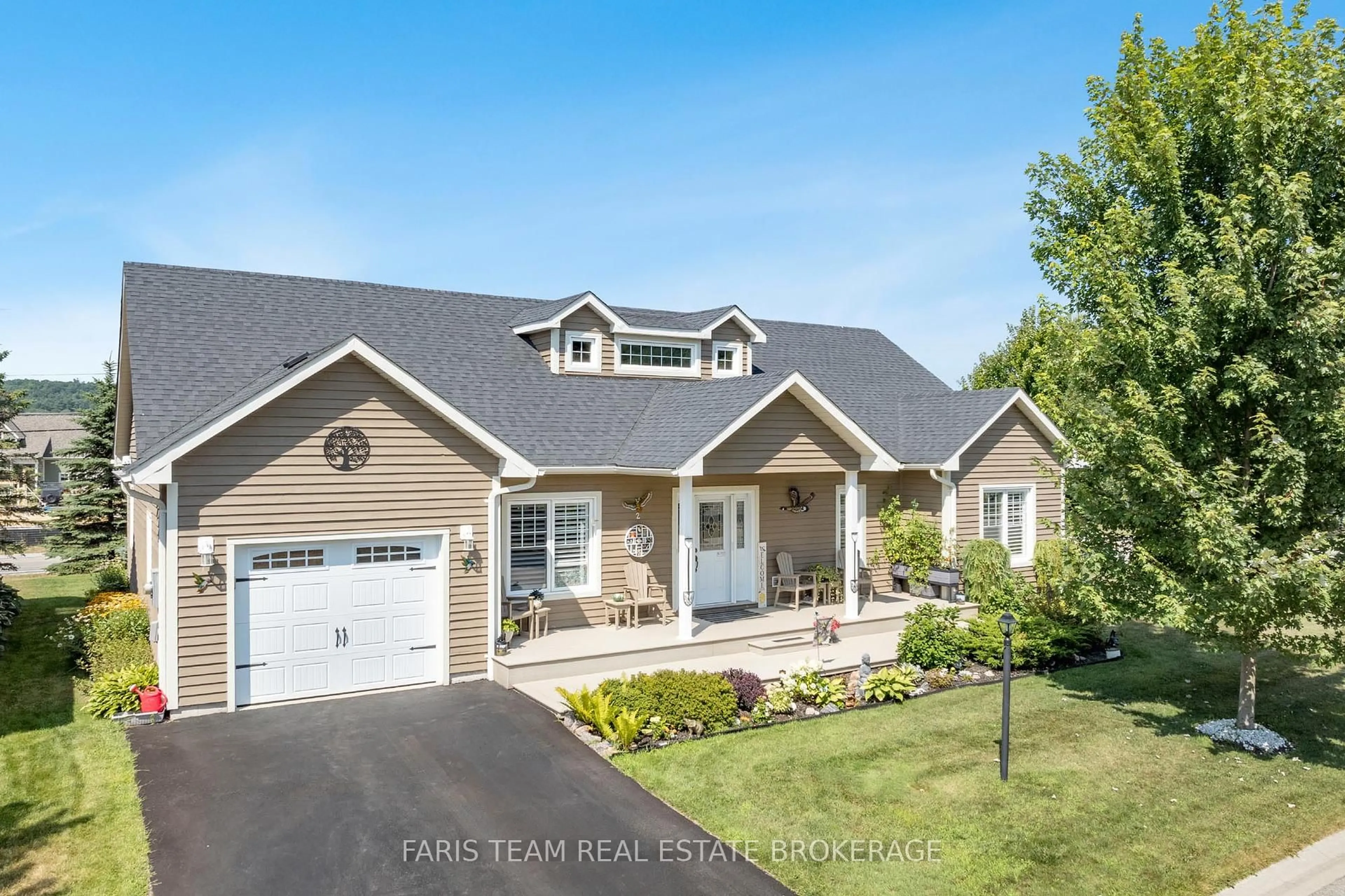 Home with vinyl exterior material, unknown for 2 Grew Cres, Penetanguishene Ontario L9M 0A4