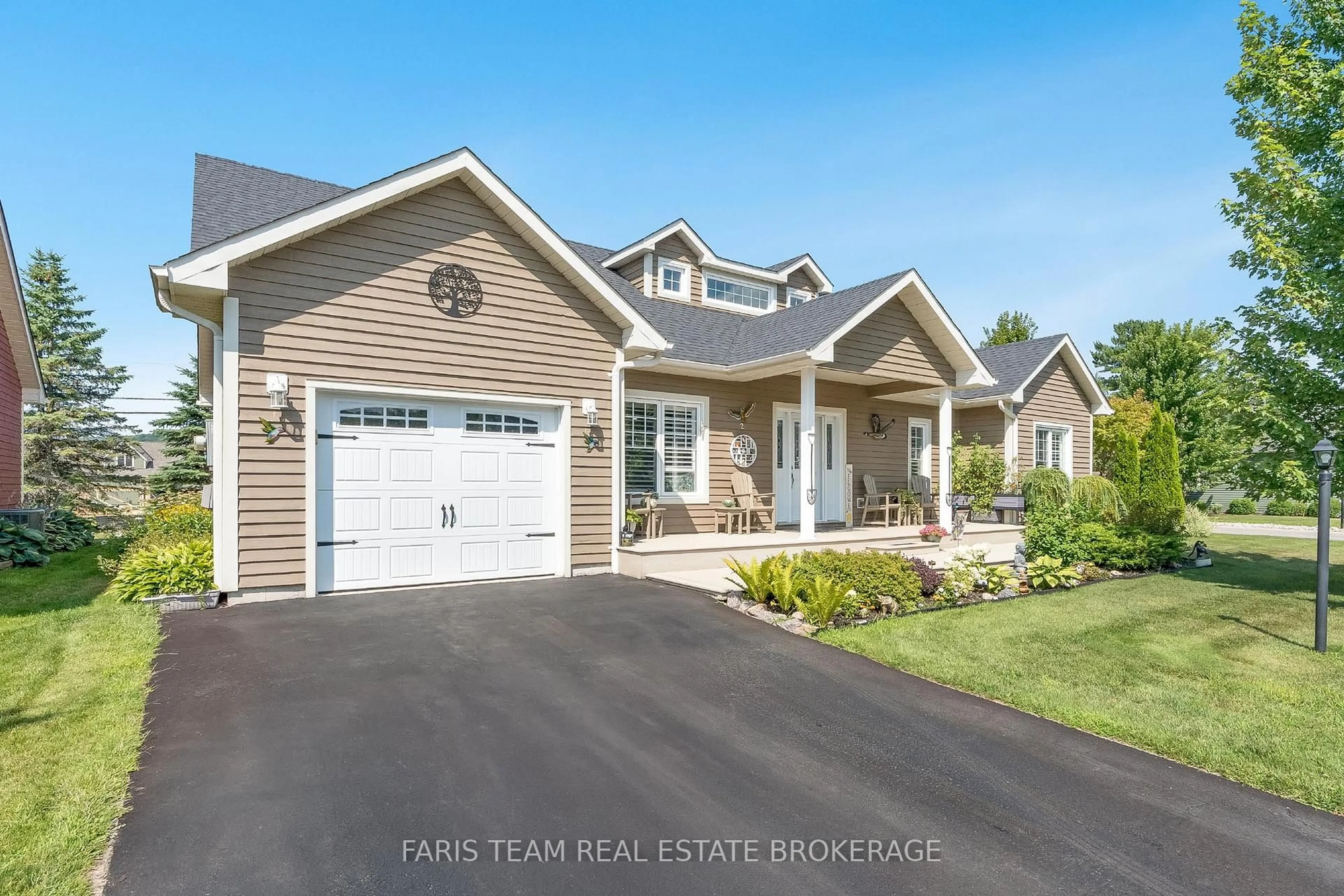 Home with vinyl exterior material, street for 2 Grew Cres, Penetanguishene Ontario L9M 0A4