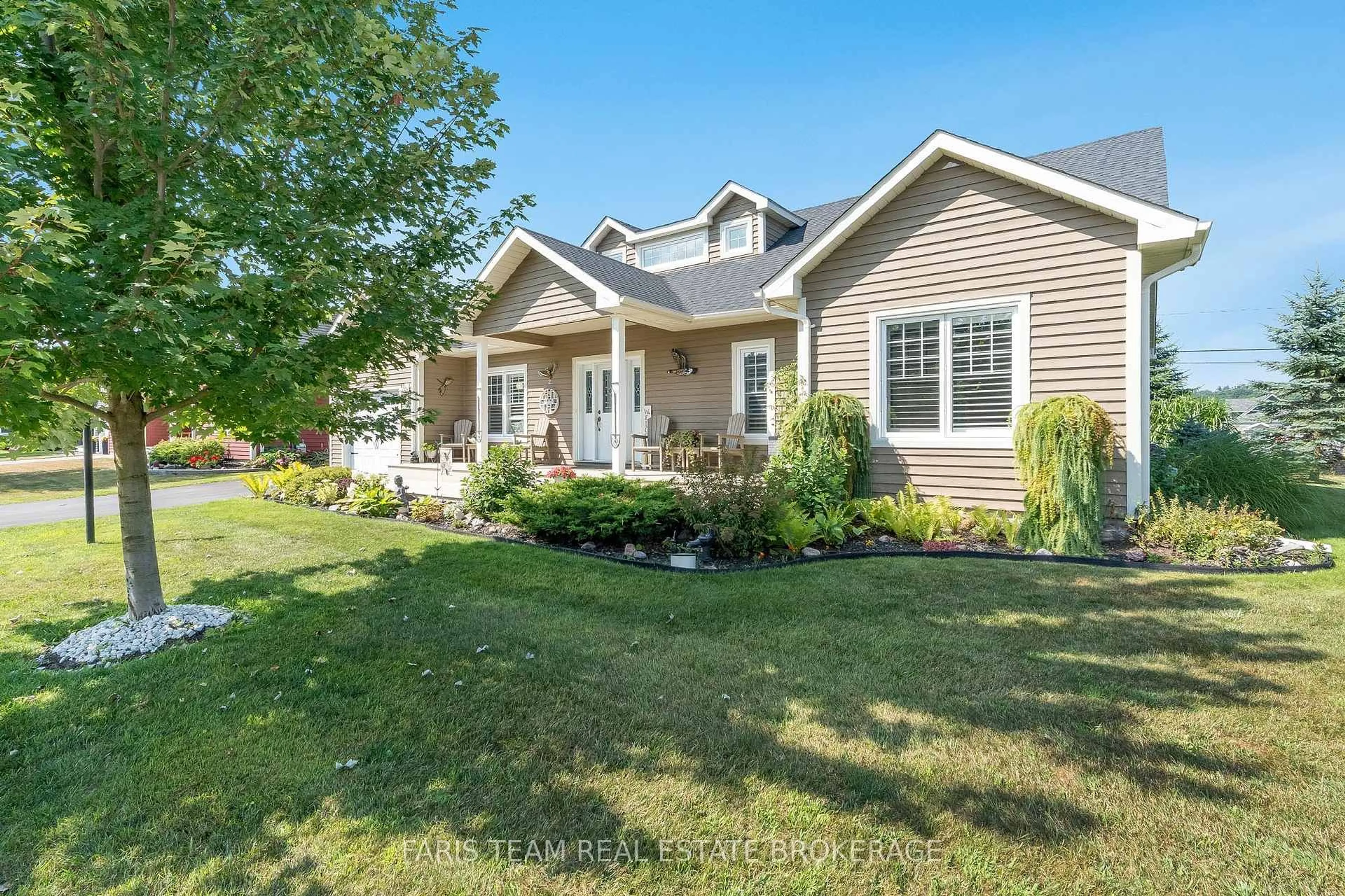 Home with vinyl exterior material, street for 2 Grew Cres, Penetanguishene Ontario L9M 0A4