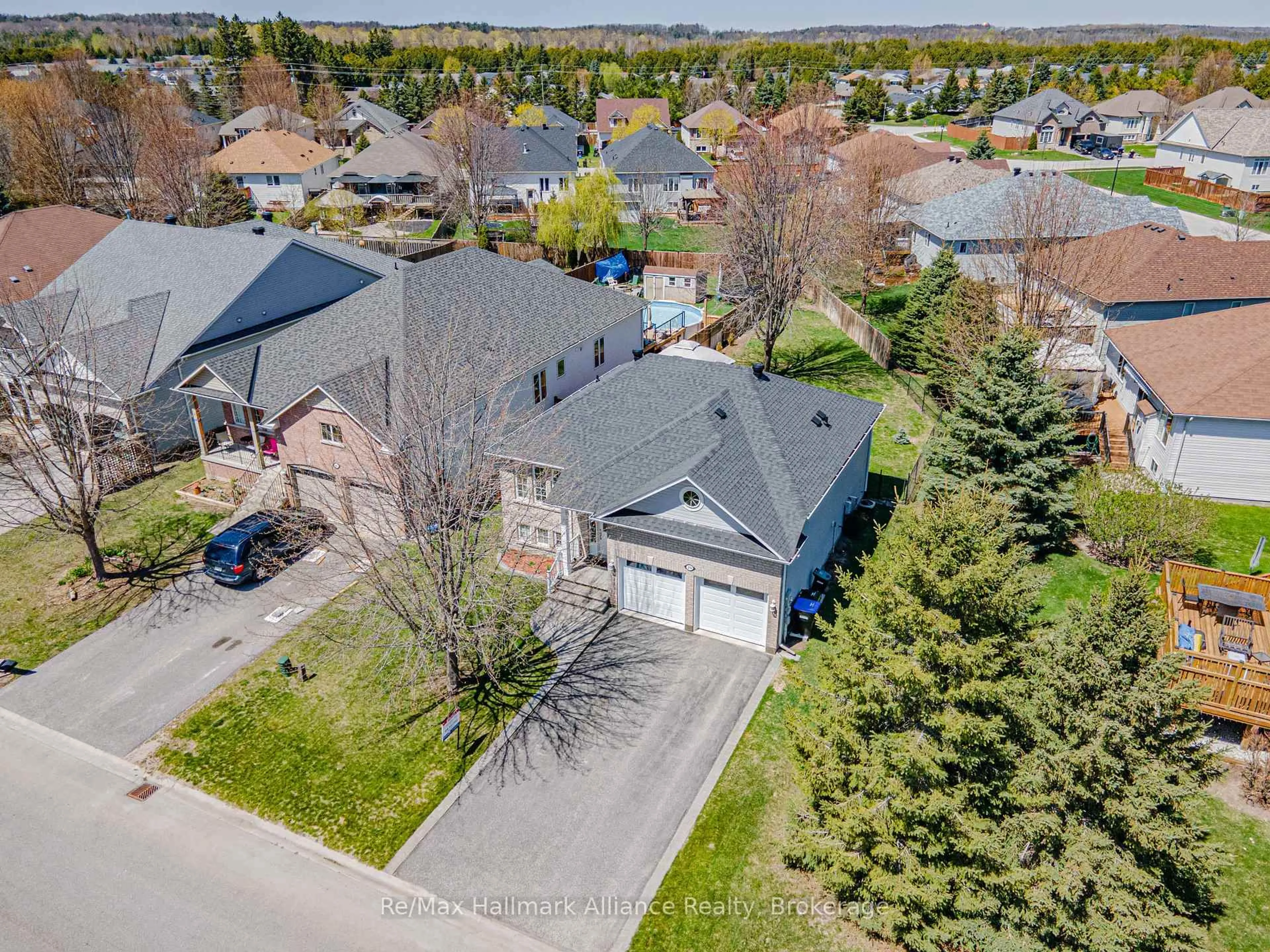 A pic from outside/outdoor area/front of a property/back of a property/a pic from drone, street for 20 Meadowood Dr, Wasaga Beach Ontario L9Z 3B8