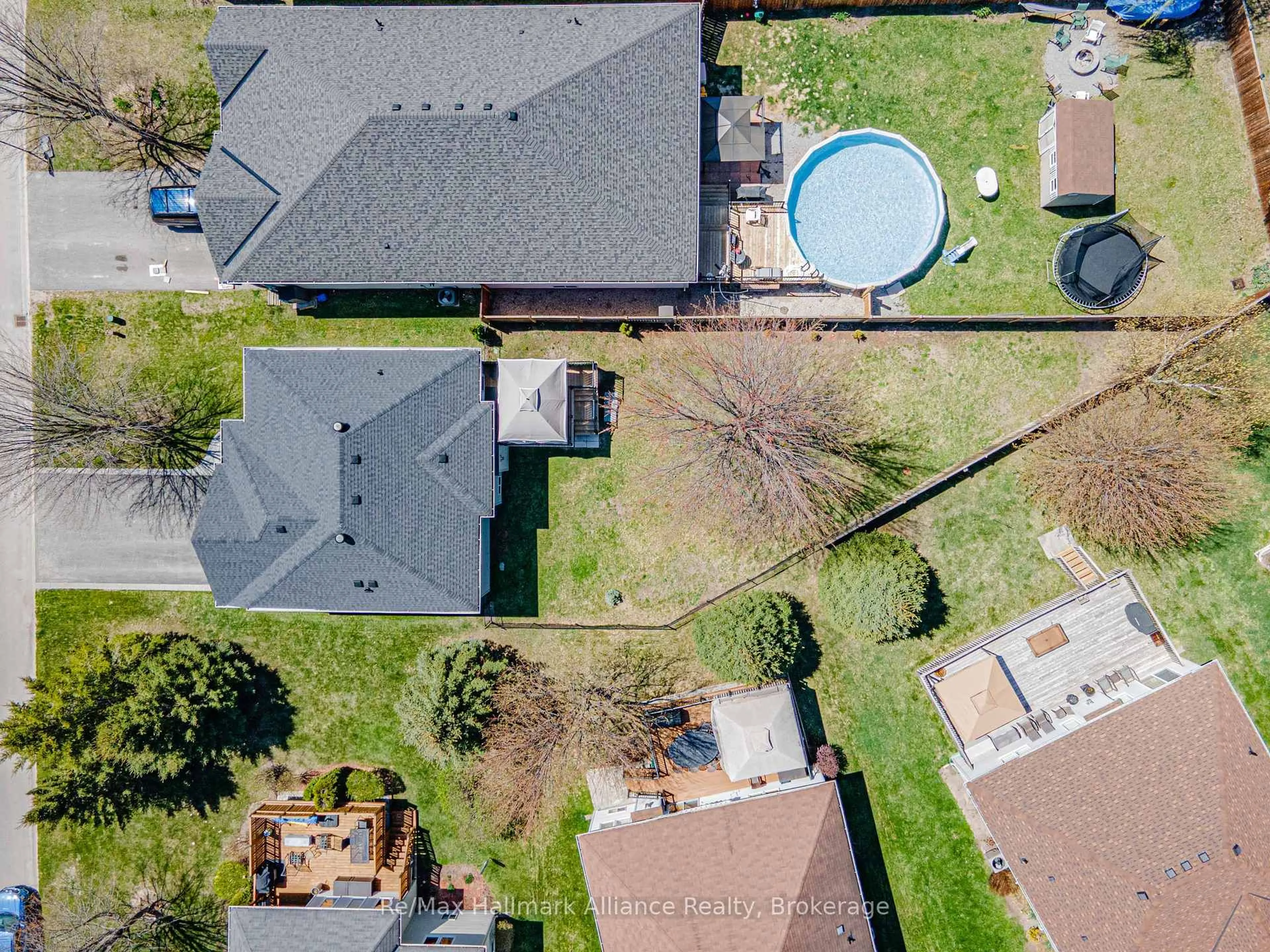 A pic from outside/outdoor area/front of a property/back of a property/a pic from drone, unknown for 20 Meadowood Dr, Wasaga Beach Ontario L9Z 3B8