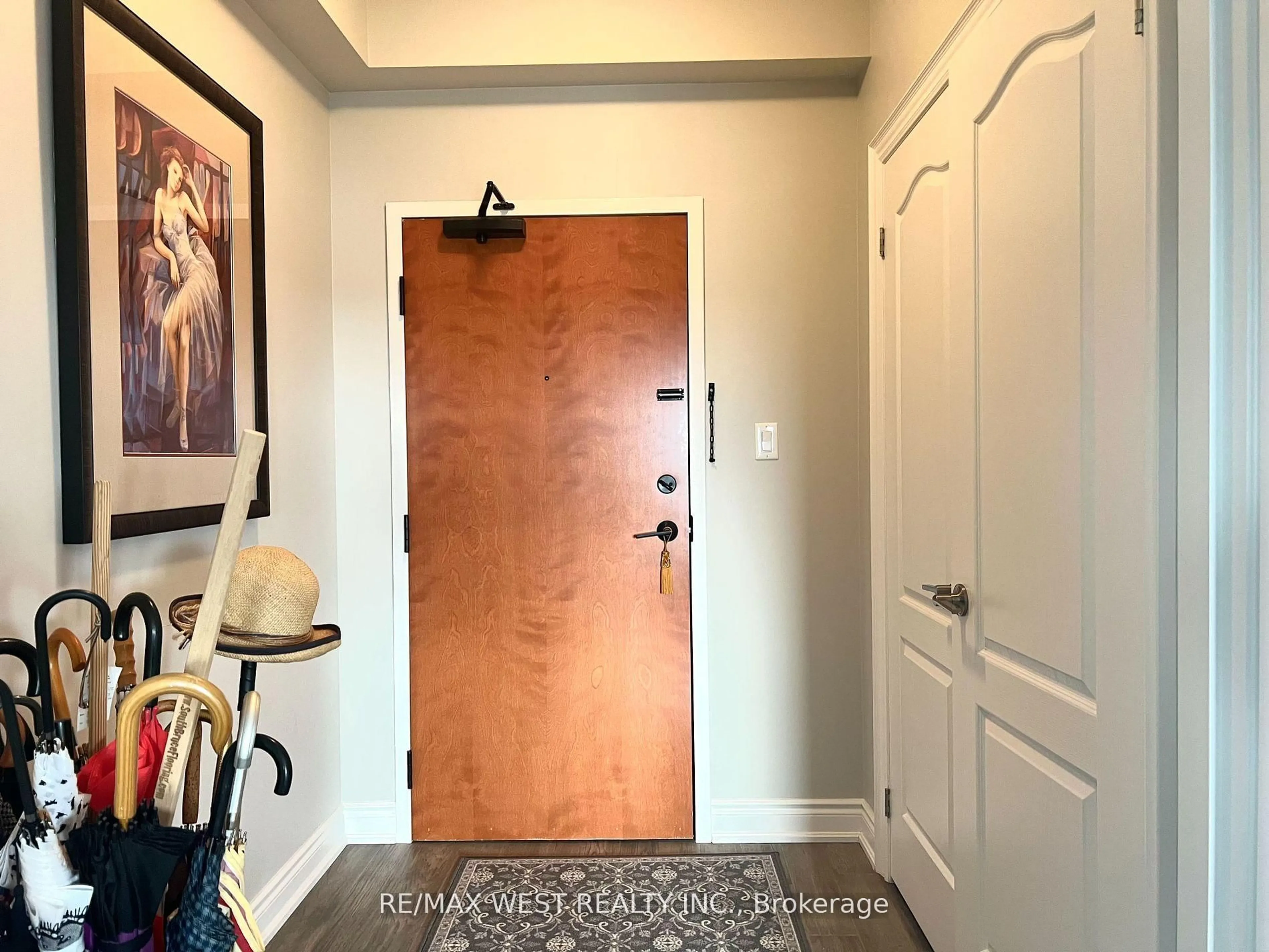 Indoor entryway for 720 Yonge St #402, Barrie Ontario L9J 0G9